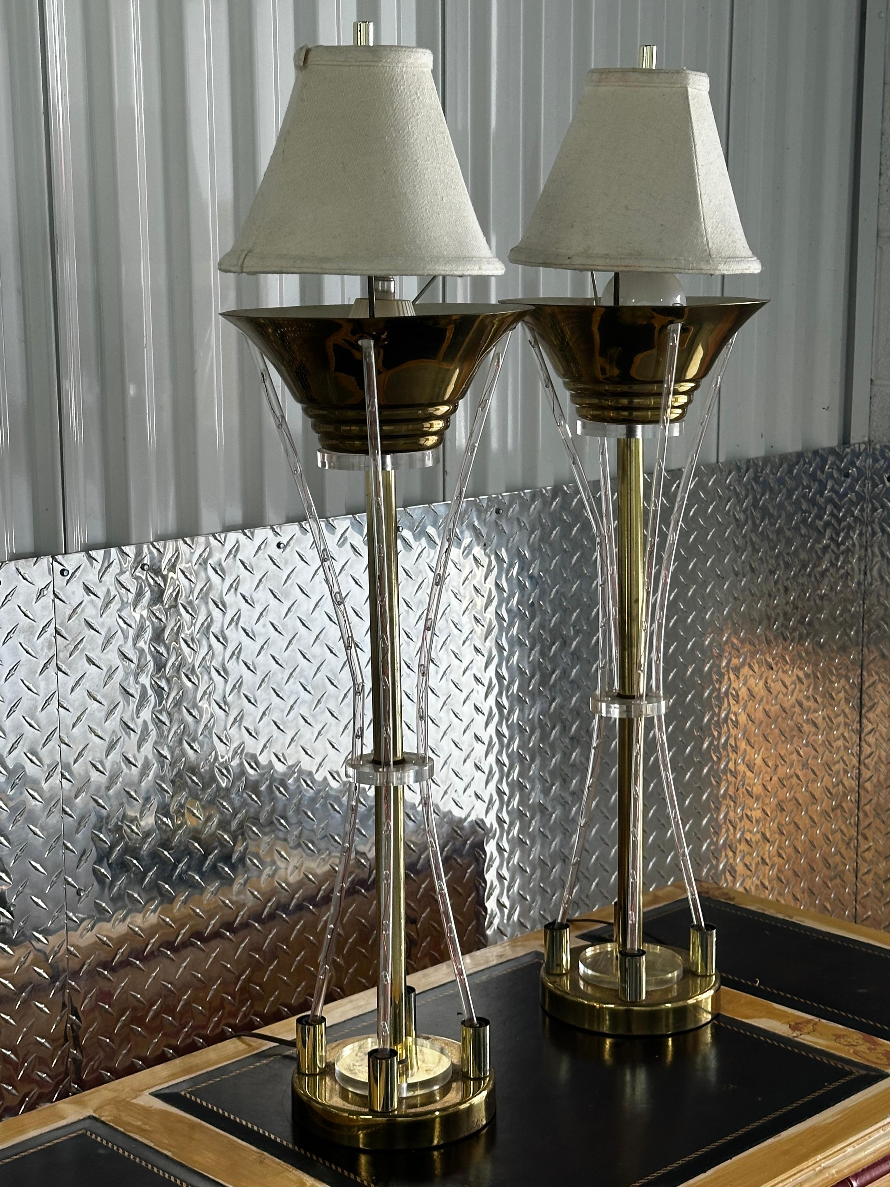 Europeo Lampada da tavolo Hollywood Recency anni '70 in ottone con torce, set da 2 in vendita