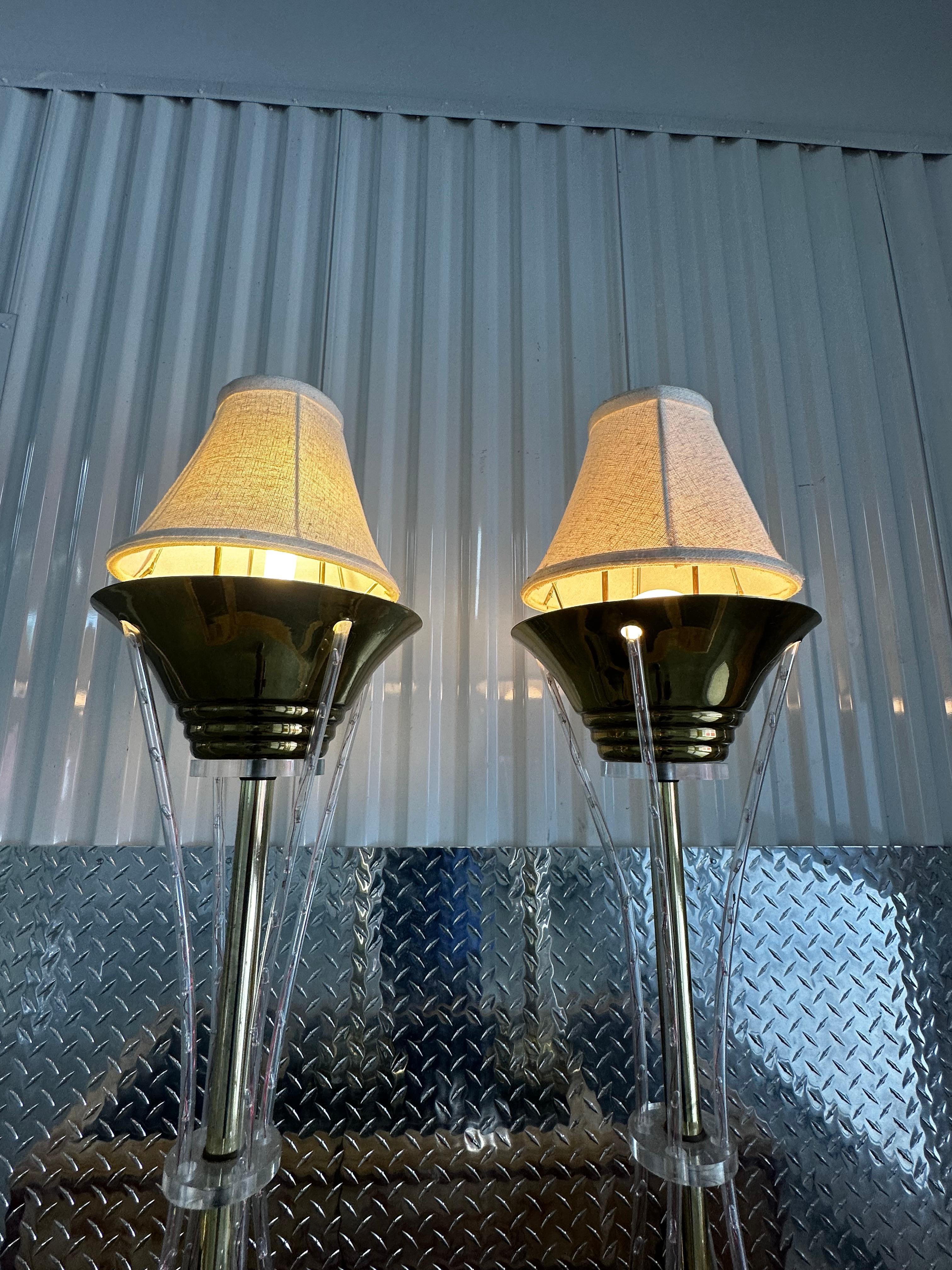 Ottone Lampada da tavolo Hollywood Recency anni '70 in ottone con torce, set da 2 in vendita