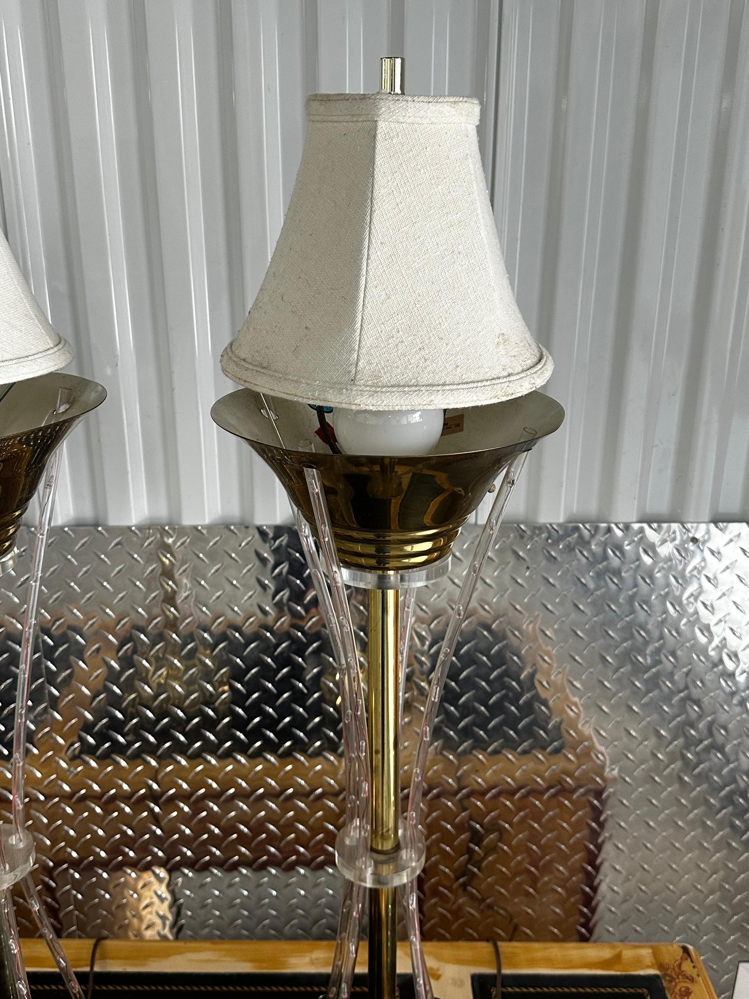 Lampada da tavolo Hollywood Recency anni '70 in ottone con torce, set da 2 in vendita 1