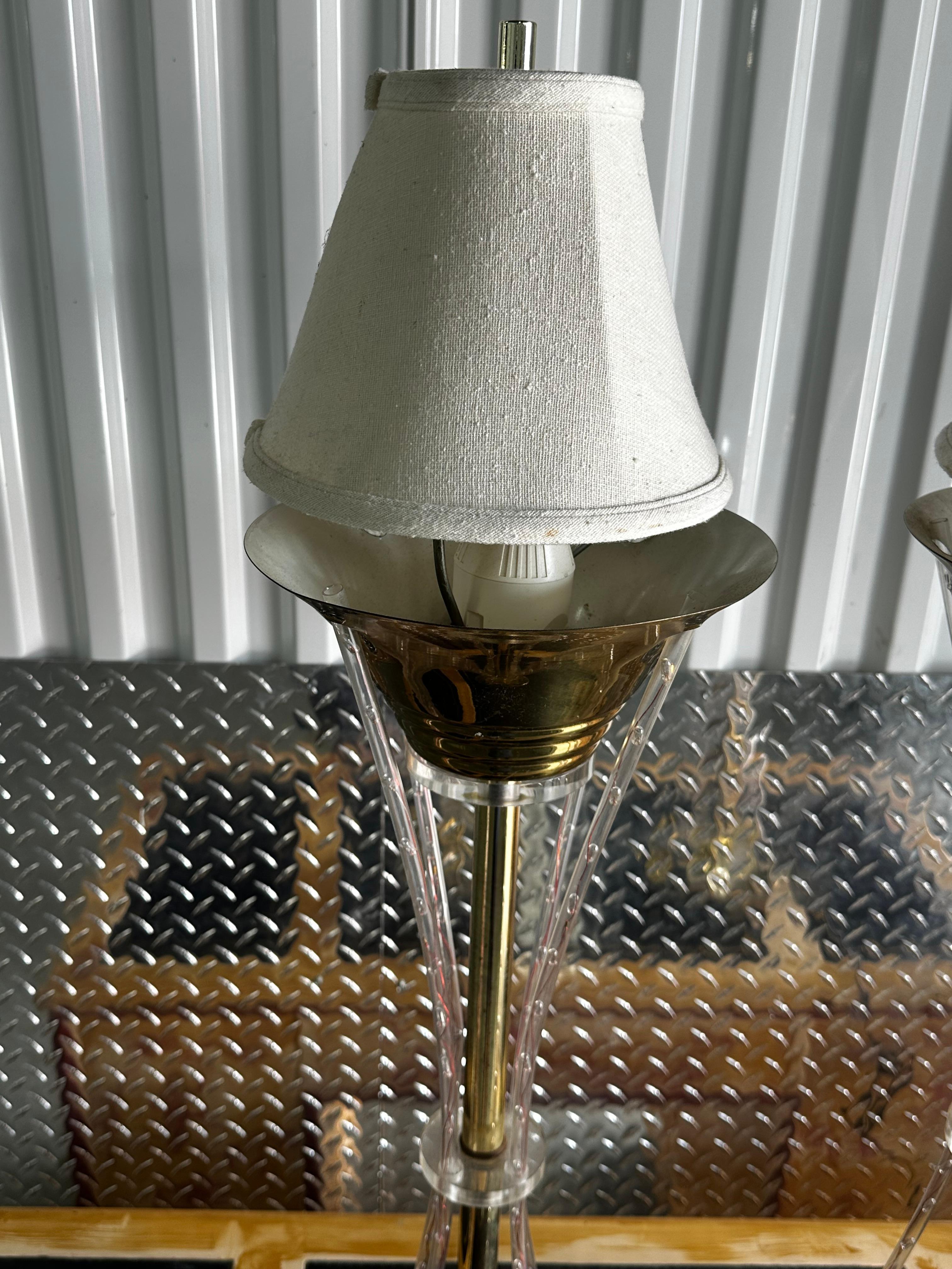 Lampada da tavolo Hollywood Recency anni '70 in ottone con torce, set da 2 in vendita 2