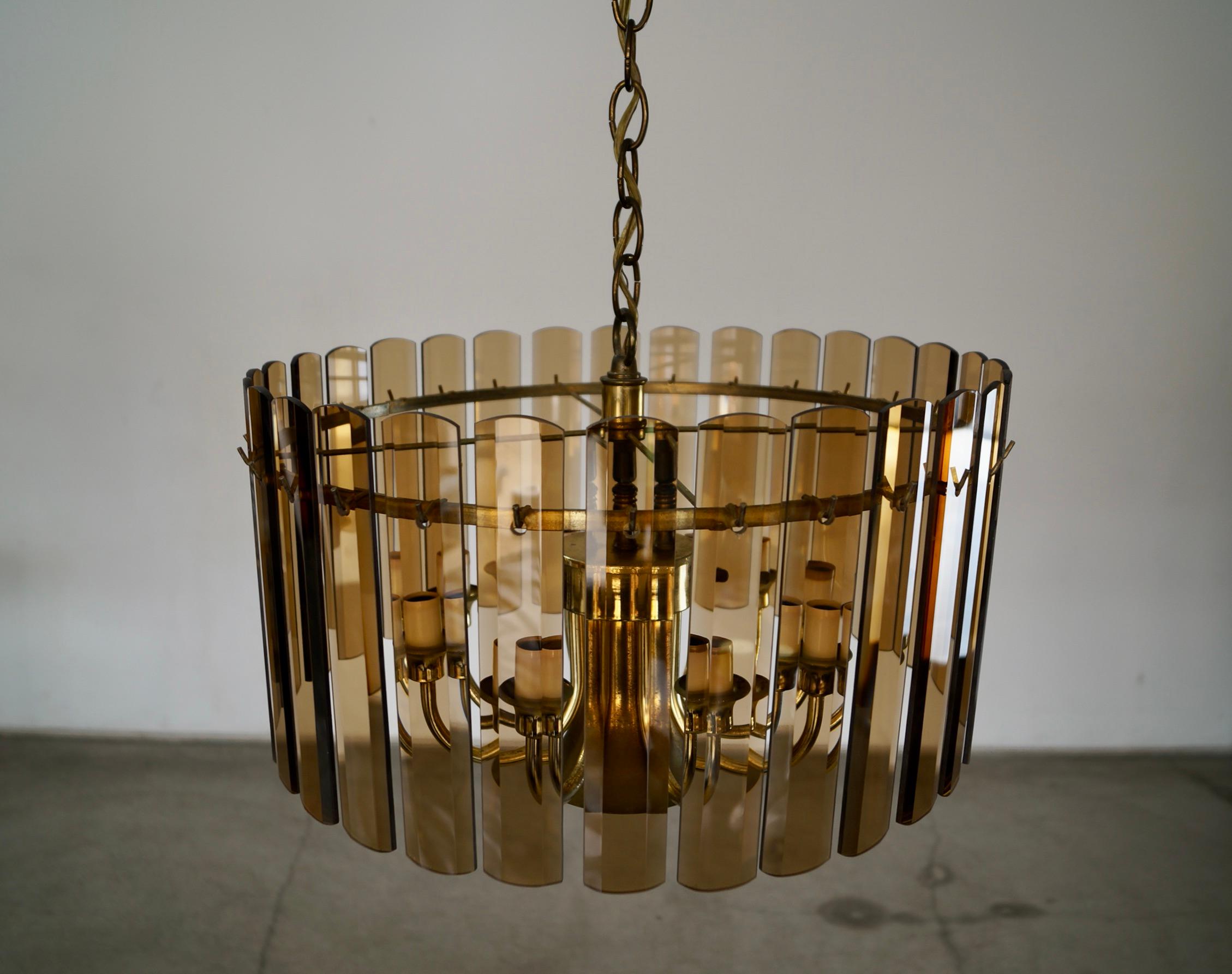 Lampadario Hollywood Regency anni '70 a 7 bracci in ottone e vetro smussato fumé in vendita 4