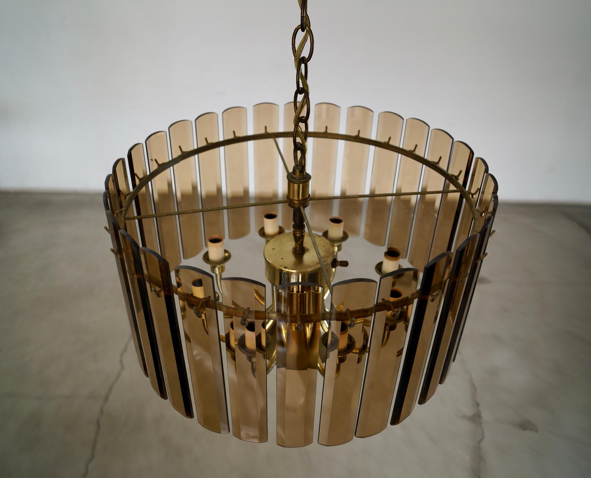 Lampadario Hollywood Regency anni '70 a 7 bracci in ottone e vetro smussato fumé in vendita 5