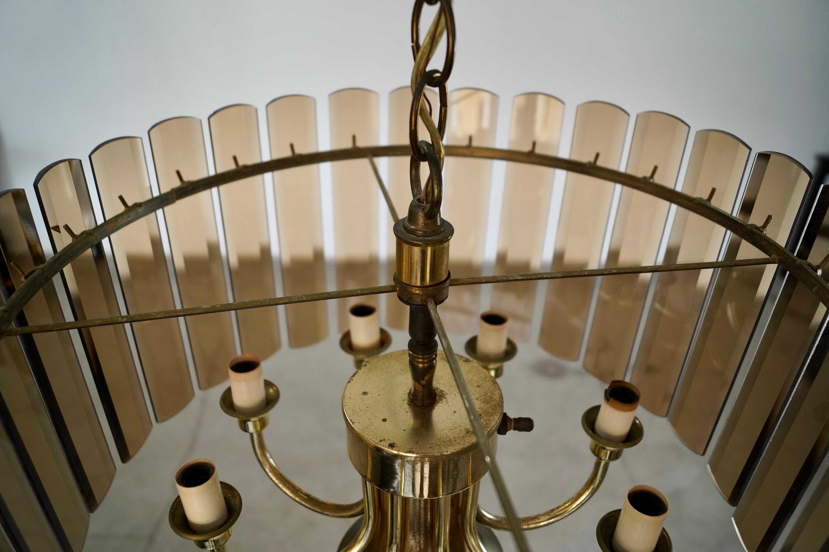 Lampadario Hollywood Regency anni '70 a 7 bracci in ottone e vetro smussato fumé in vendita 6