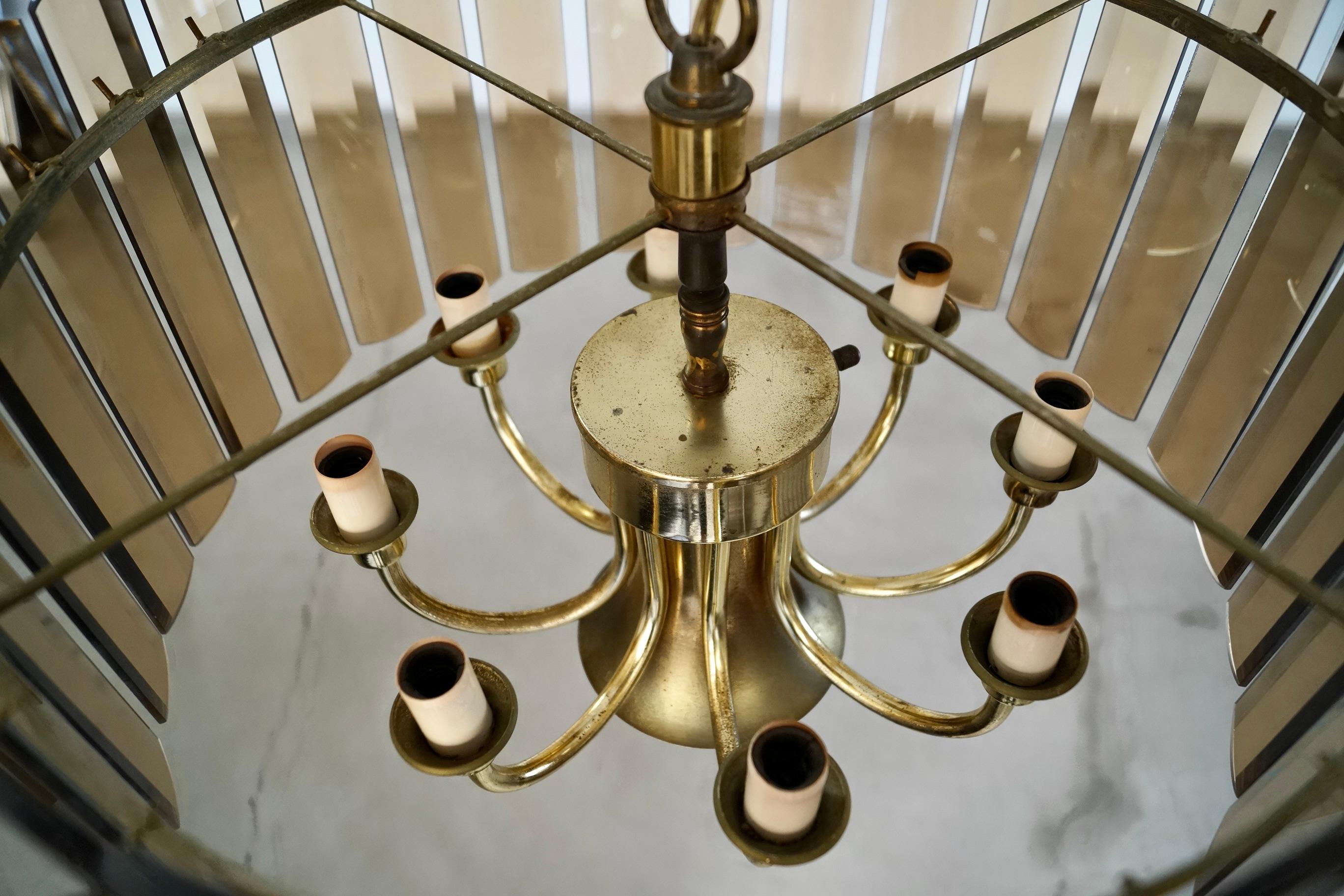 Lampadario Hollywood Regency anni '70 a 7 bracci in ottone e vetro smussato fumé in vendita 7