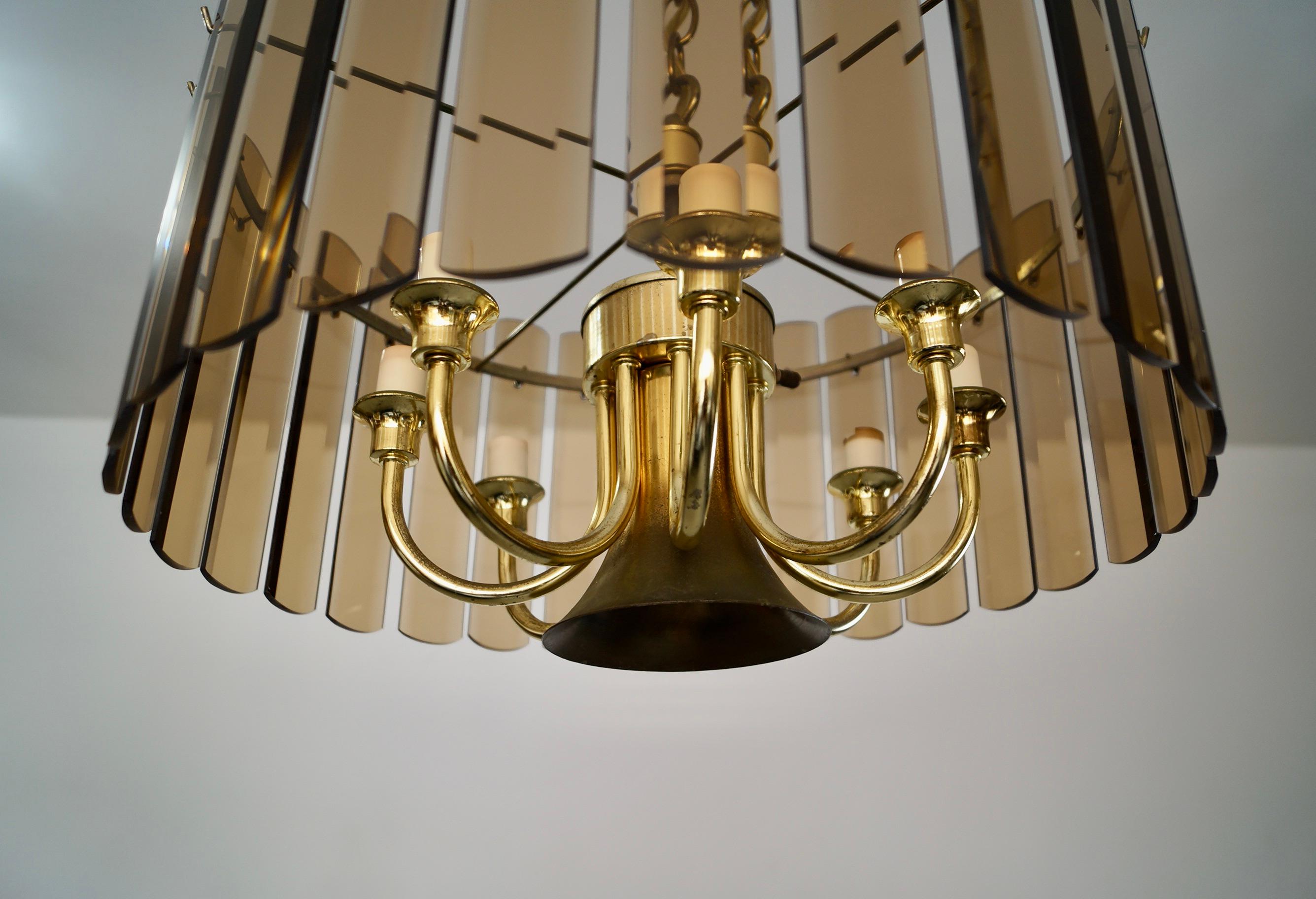 Lampadario Hollywood Regency anni '70 a 7 bracci in ottone e vetro smussato fumé in vendita 9