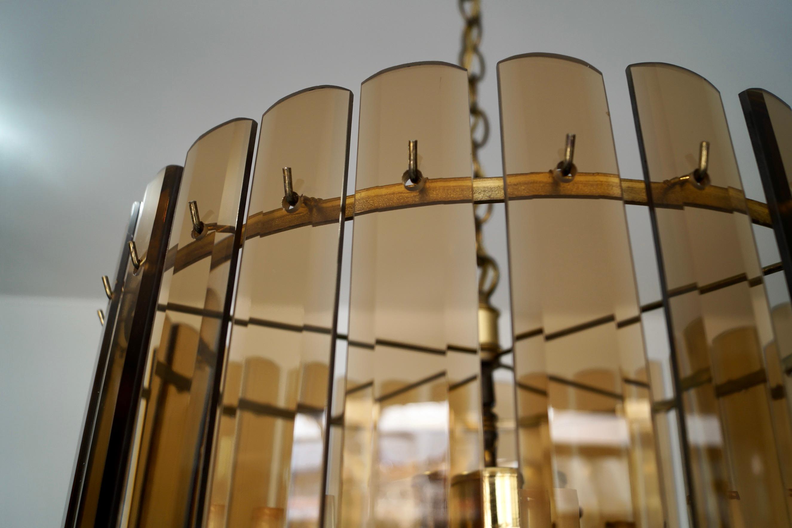 Lampadario Hollywood Regency anni '70 a 7 bracci in ottone e vetro smussato fumé in vendita 10
