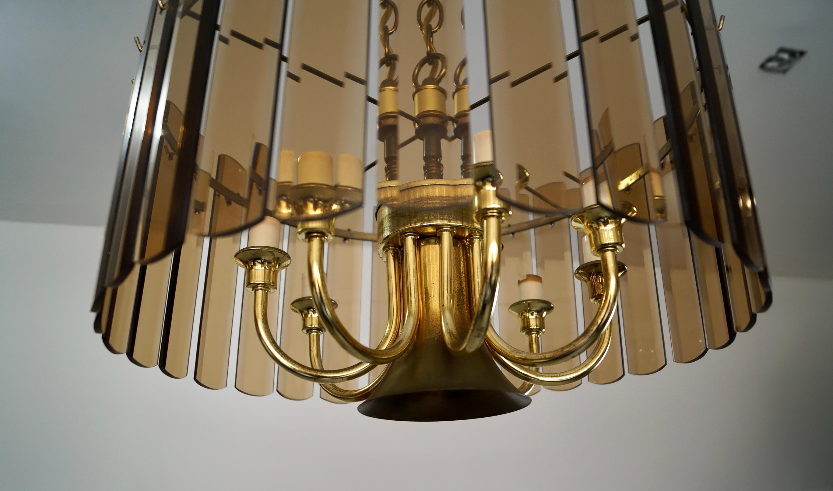 Lampadario Hollywood Regency anni '70 a 7 bracci in ottone e vetro smussato fumé in vendita 11