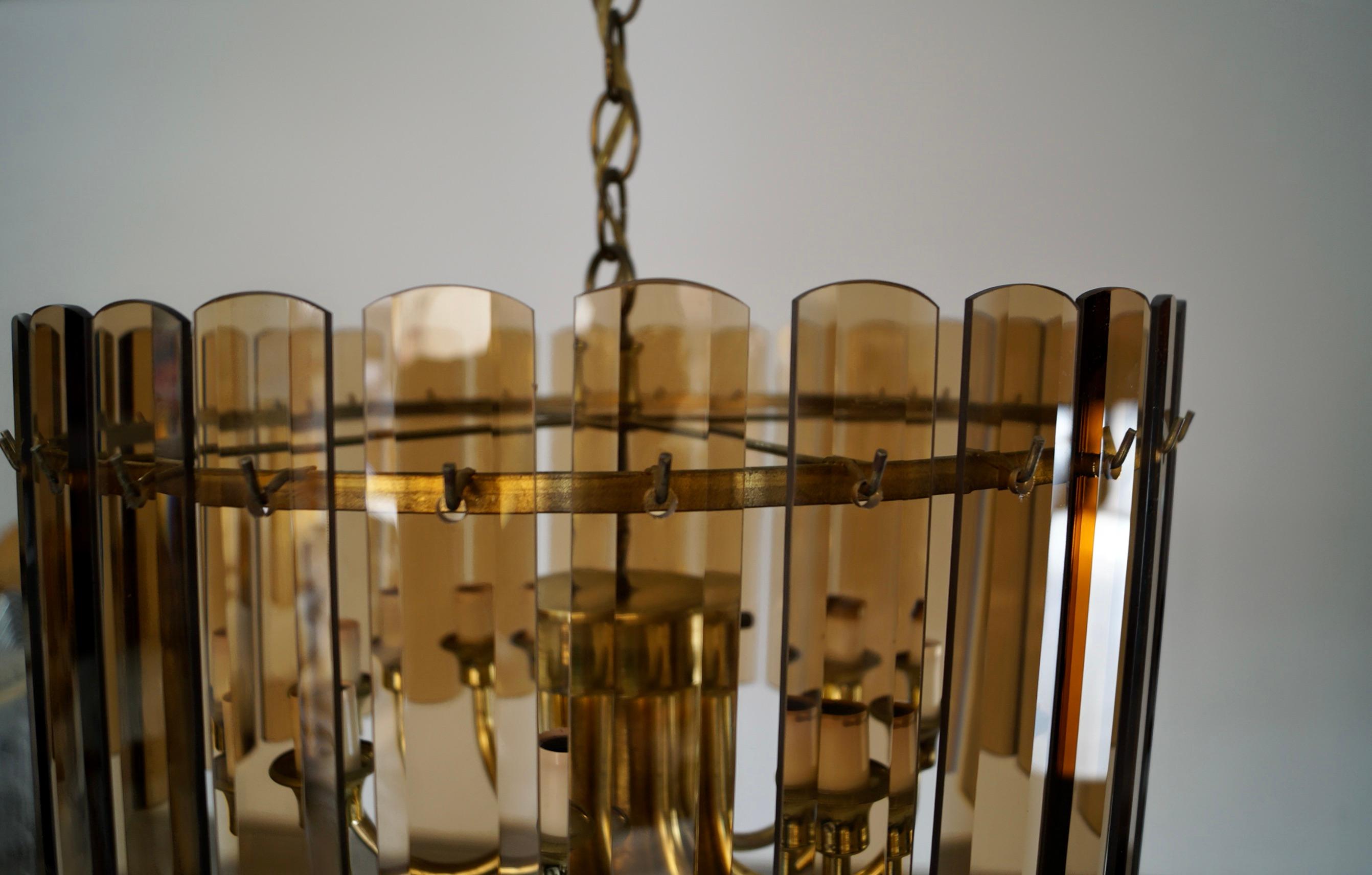 Lampadario Hollywood Regency anni '70 a 7 bracci in ottone e vetro smussato fumé in vendita 12