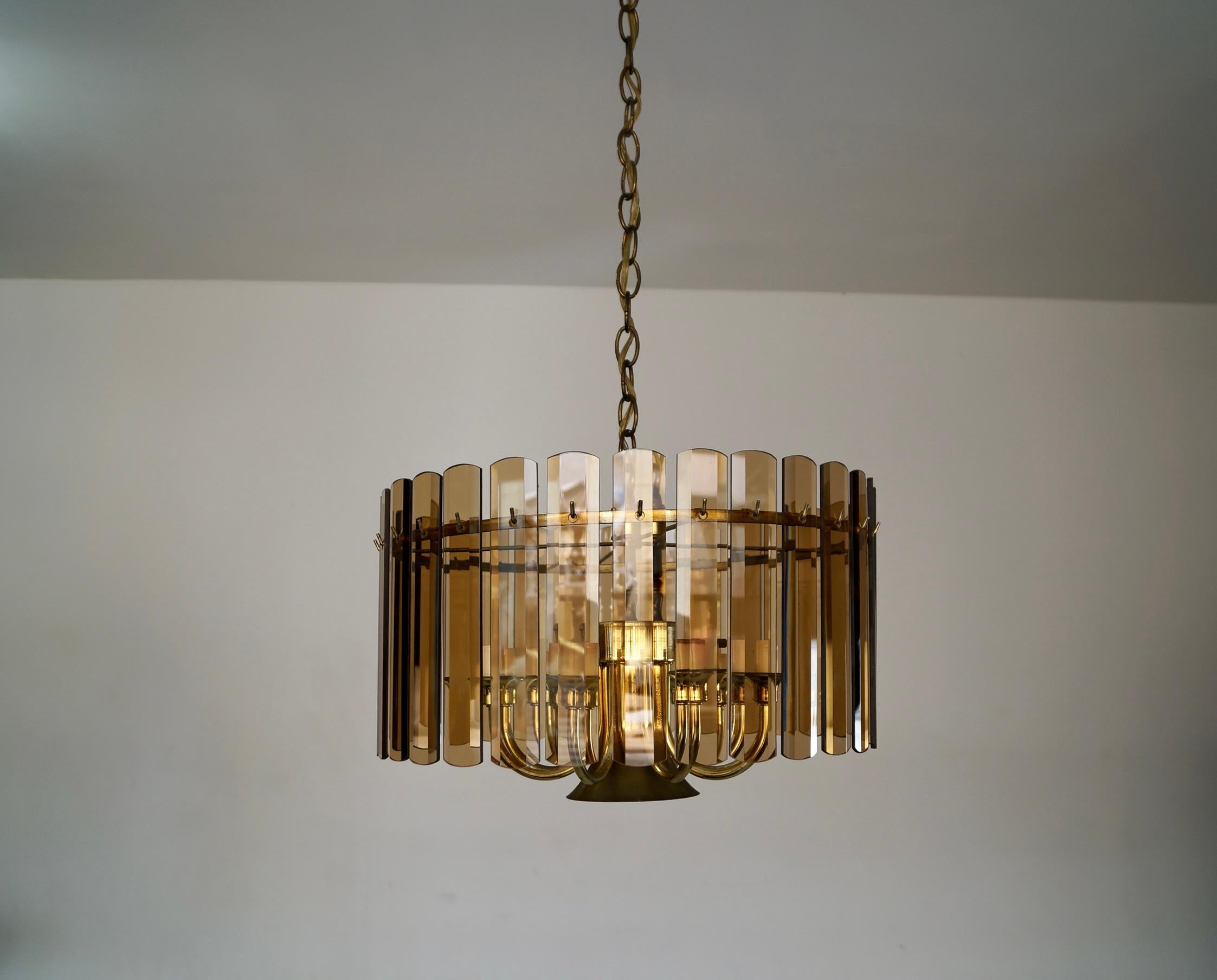 Americano Lampadario Hollywood Regency anni '70 a 7 bracci in ottone e vetro smussato fumé in vendita