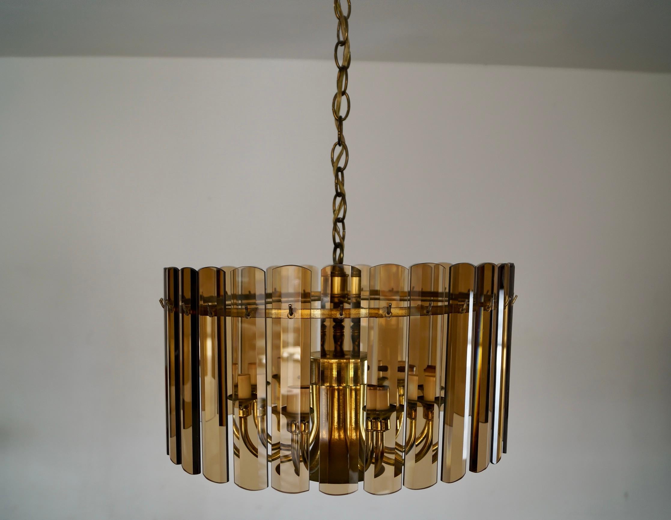 Lampadario Hollywood Regency anni '70 a 7 bracci in ottone e vetro smussato fumé In condizioni buone in vendita a Burbank, CA