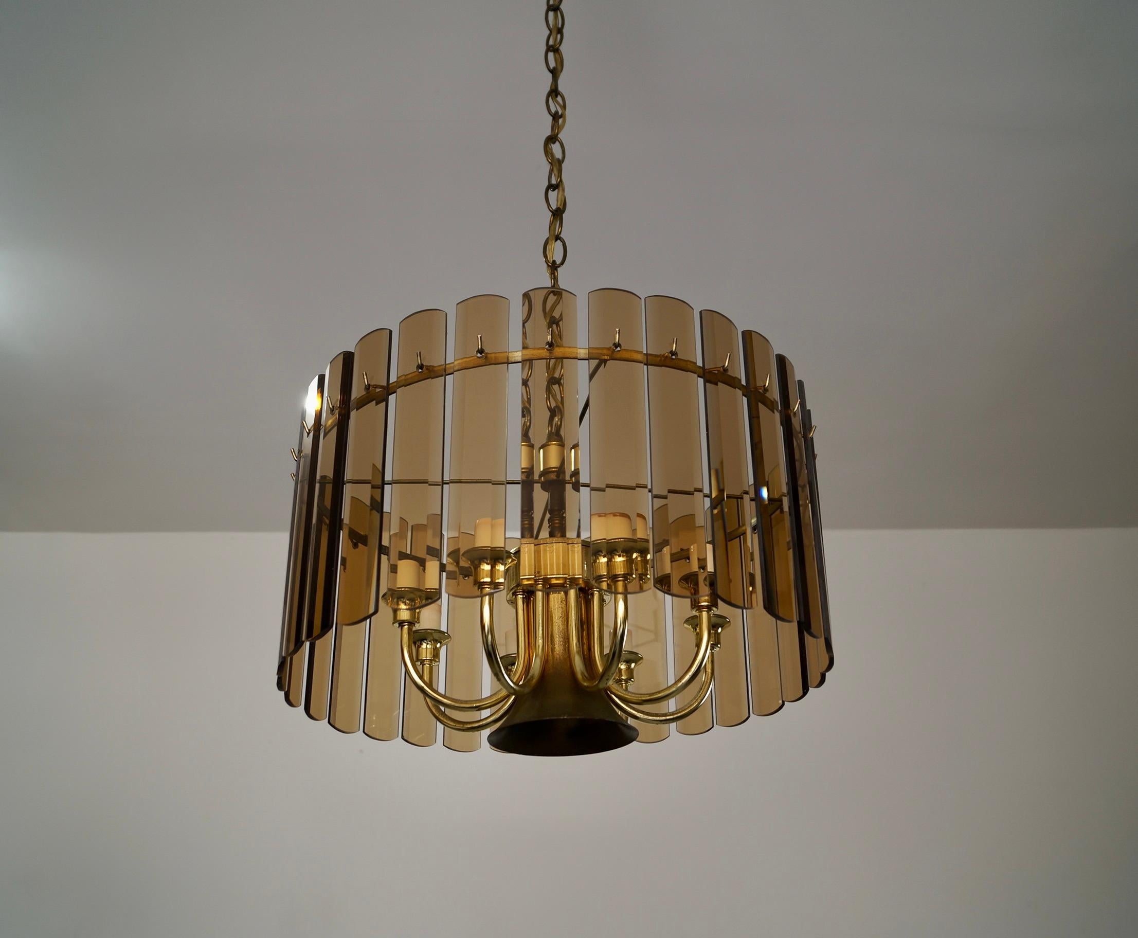 Fine XX secolo Lampadario Hollywood Regency anni '70 a 7 bracci in ottone e vetro smussato fumé in vendita