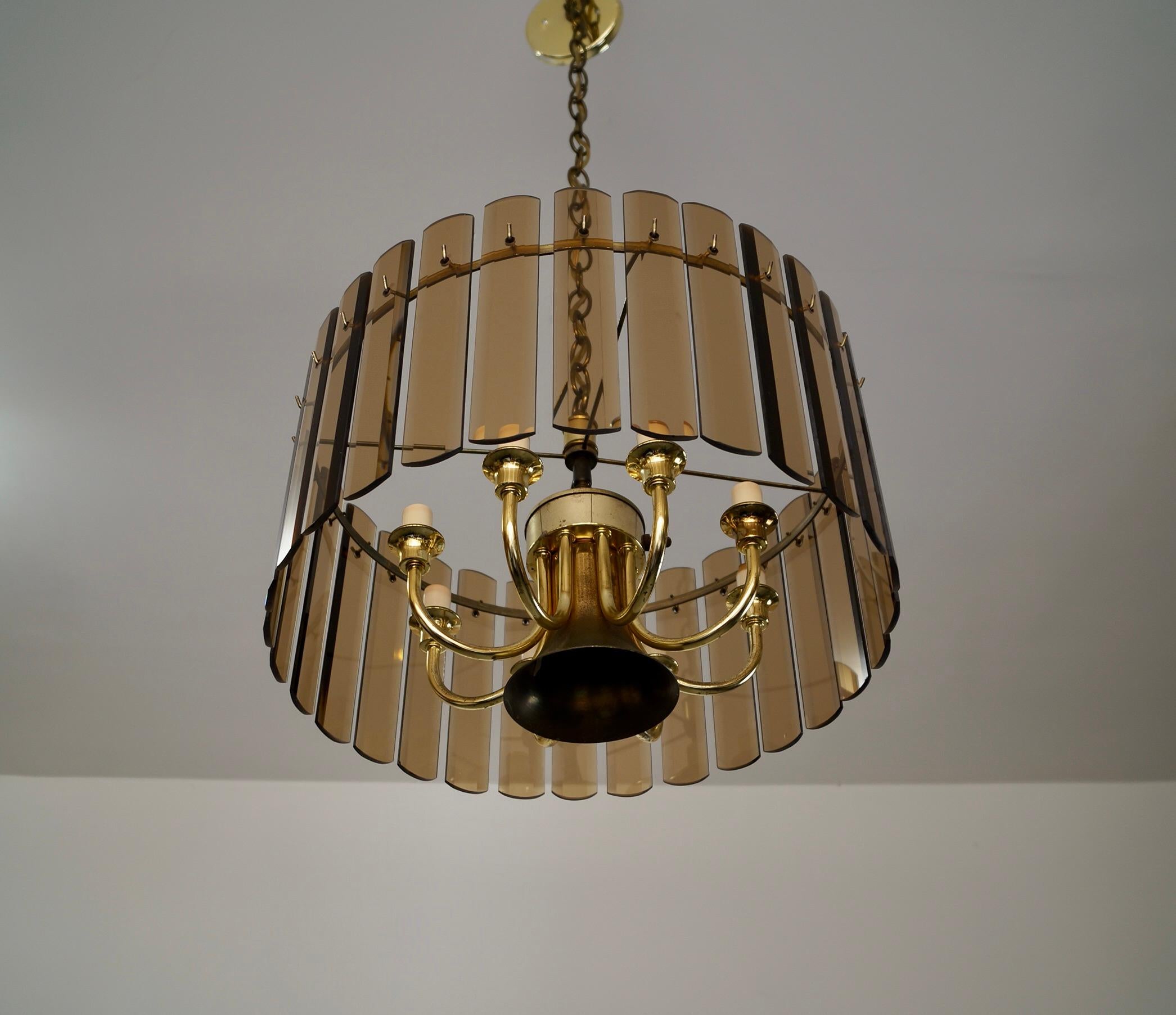 Ottone Lampadario Hollywood Regency anni '70 a 7 bracci in ottone e vetro smussato fumé in vendita