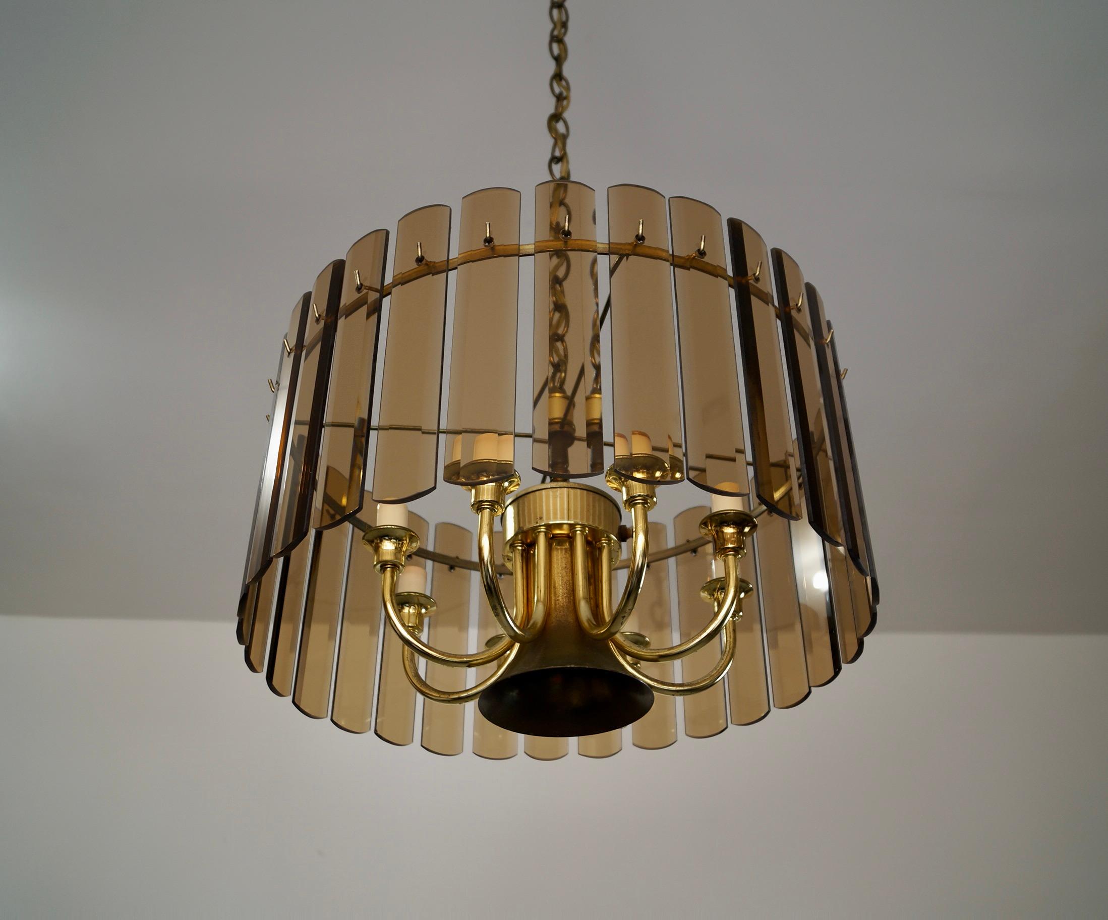 Lampadario Hollywood Regency anni '70 a 7 bracci in ottone e vetro smussato fumé in vendita 1