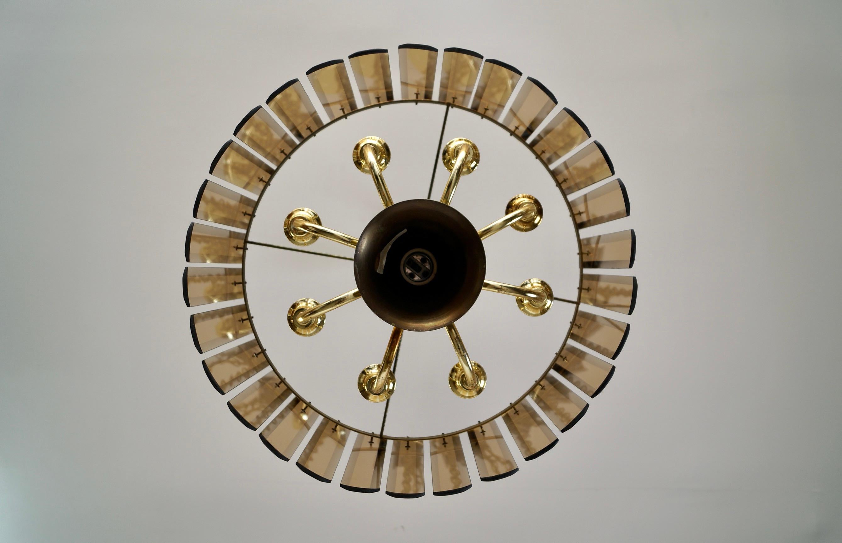Lampadario Hollywood Regency anni '70 a 7 bracci in ottone e vetro smussato fumé in vendita 2