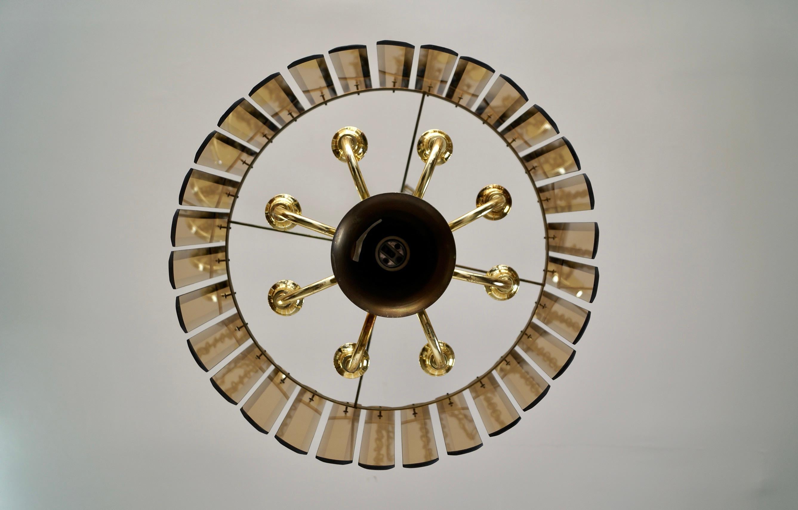 Lampadario Hollywood Regency anni '70 a 7 bracci in ottone e vetro smussato fumé in vendita 3
