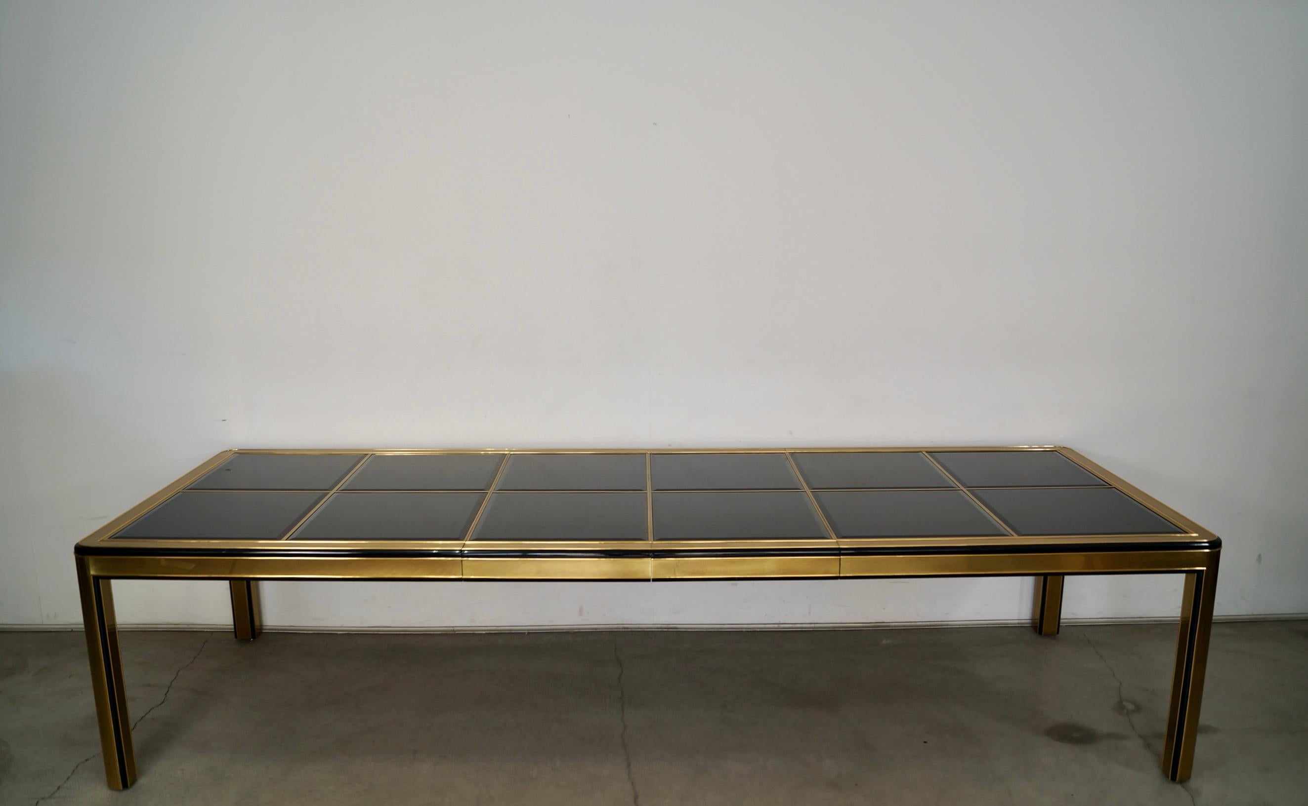 Américain Table de salle à manger Art déco en laiton et verre fumé foncé Hollywood Regency 1970 en vente