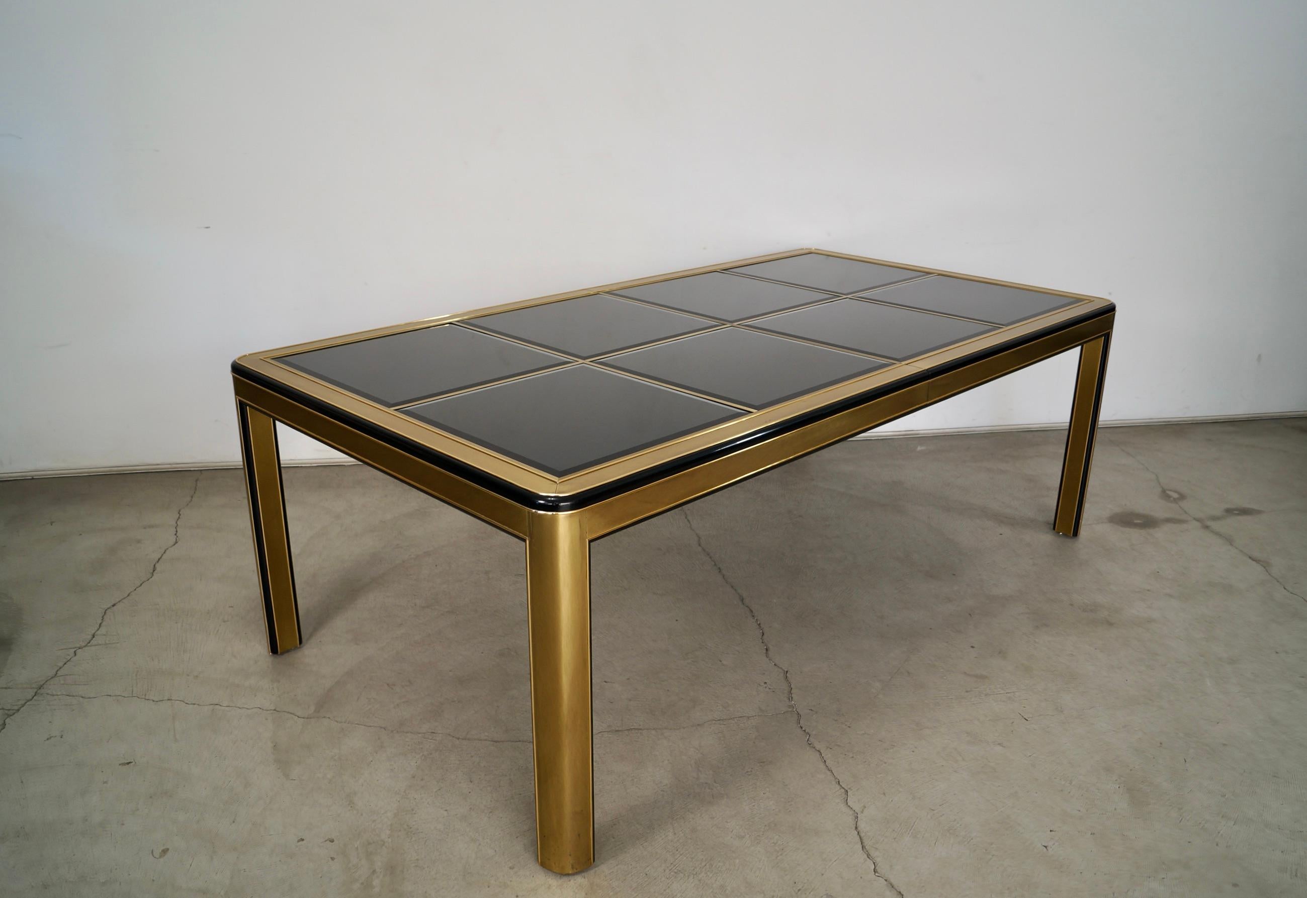 Table de salle à manger Art déco en laiton et verre fumé foncé Hollywood Regency 1970 Bon état - En vente à Burbank, CA