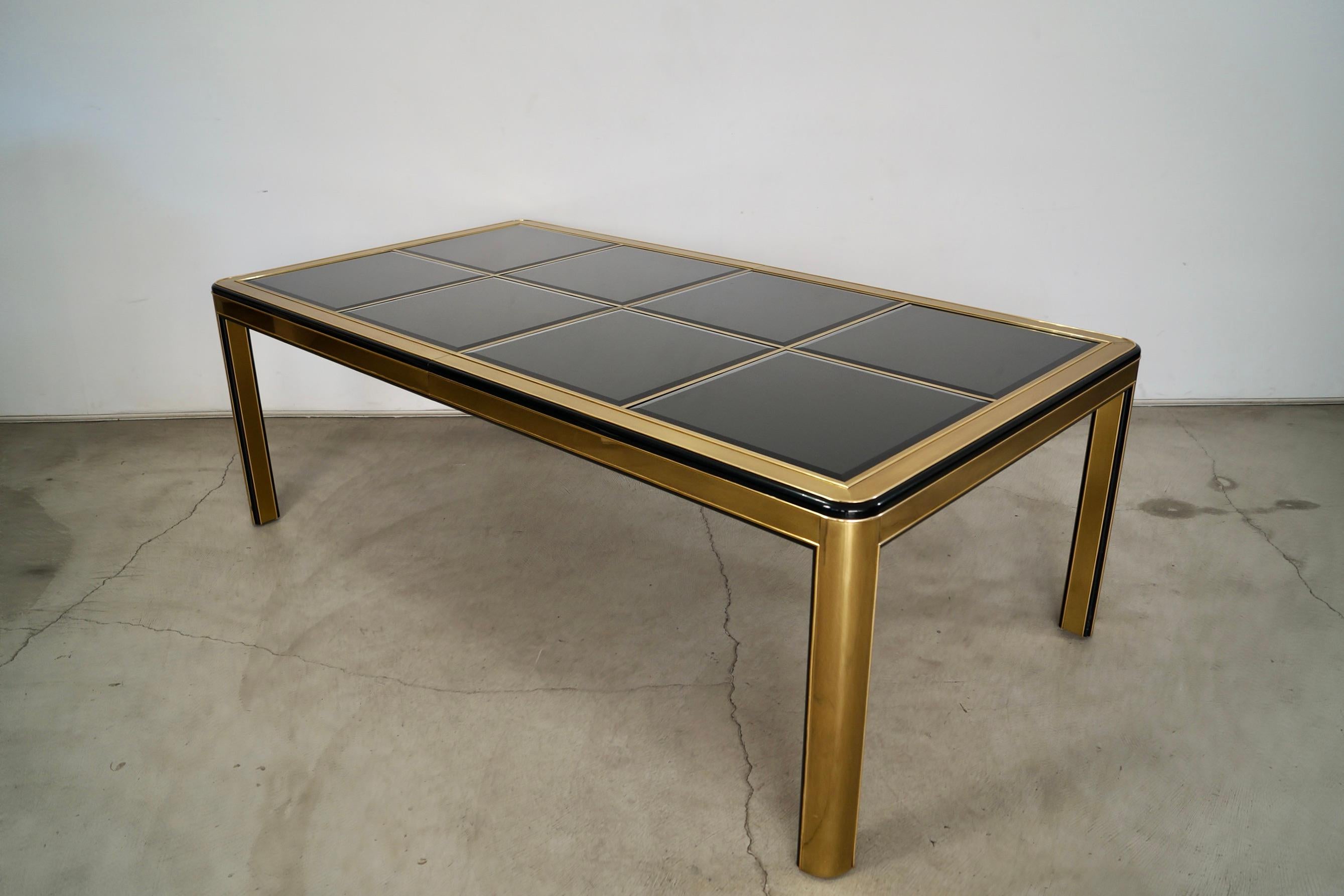 Laiton Table de salle à manger Art déco en laiton et verre fumé foncé Hollywood Regency 1970 en vente