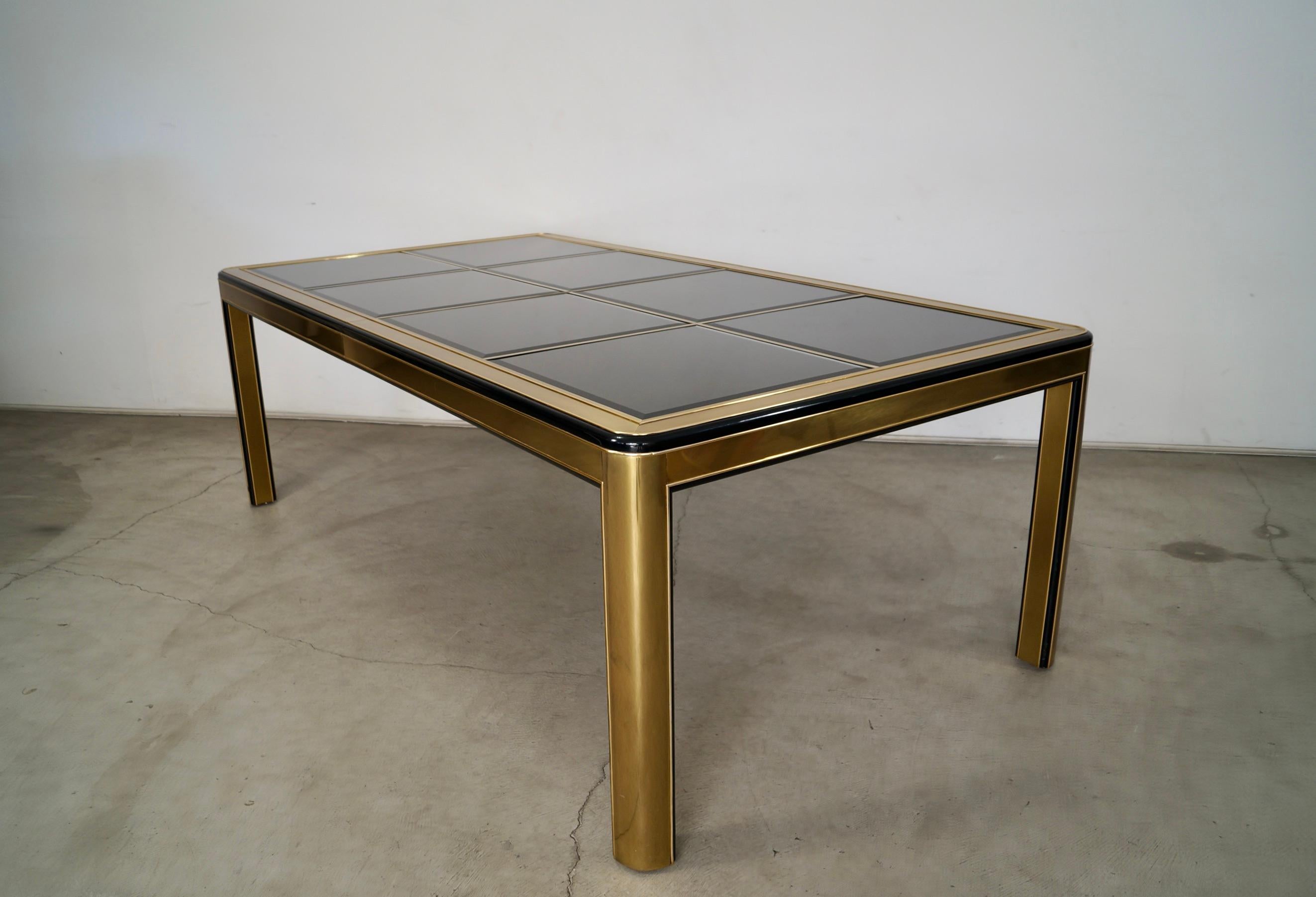 Table de salle à manger Art déco en laiton et verre fumé foncé Hollywood Regency 1970 en vente 1