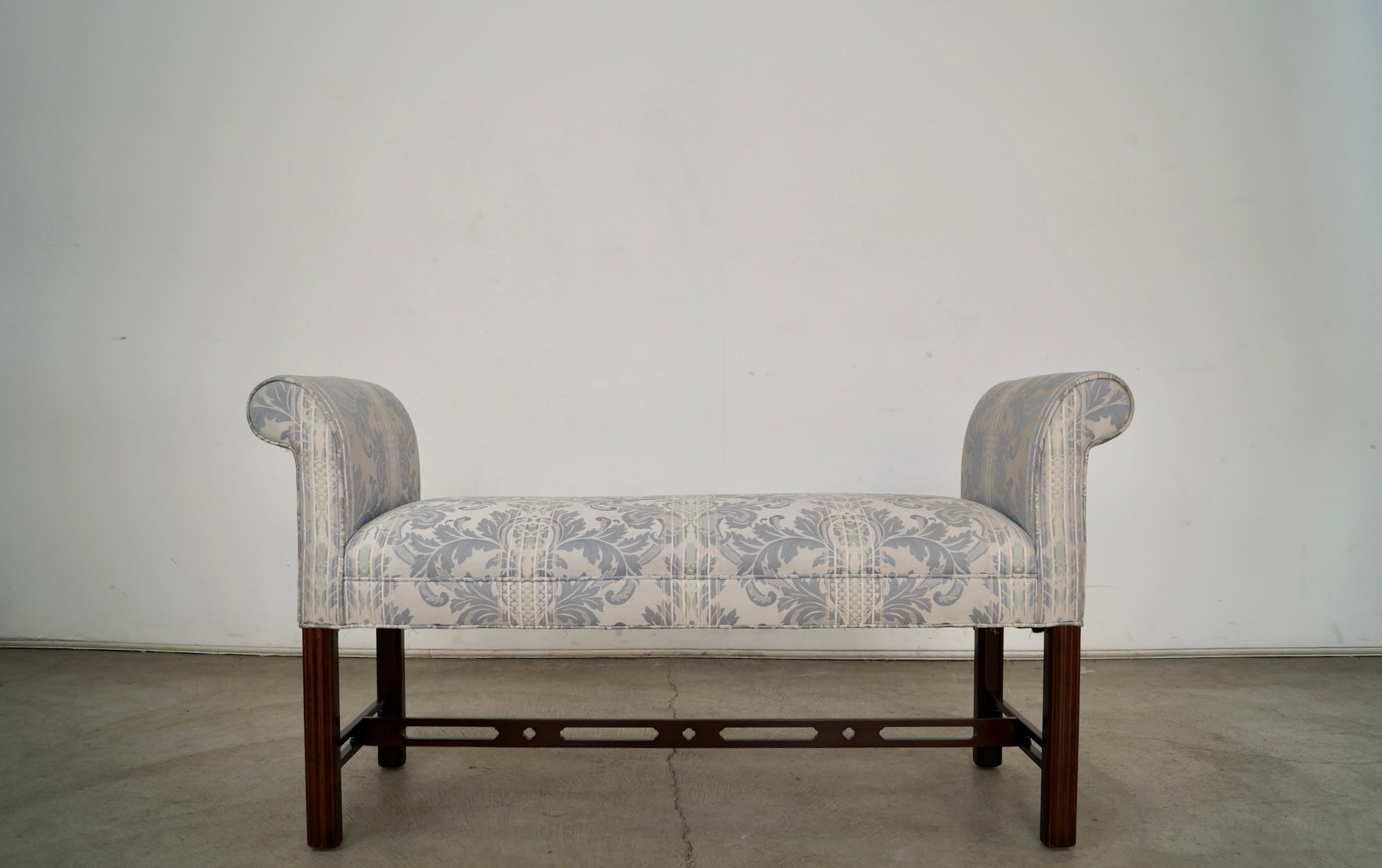 Banc Vintage 1970's Hollywood Regency à vendre. Structure solide et vraiment bien faite. La base est en bois massif, finition noyer, avec de superbes détails. Les bras sont évasés aux extrémités, et le tissu est en brocart d'origine. Il est bleu