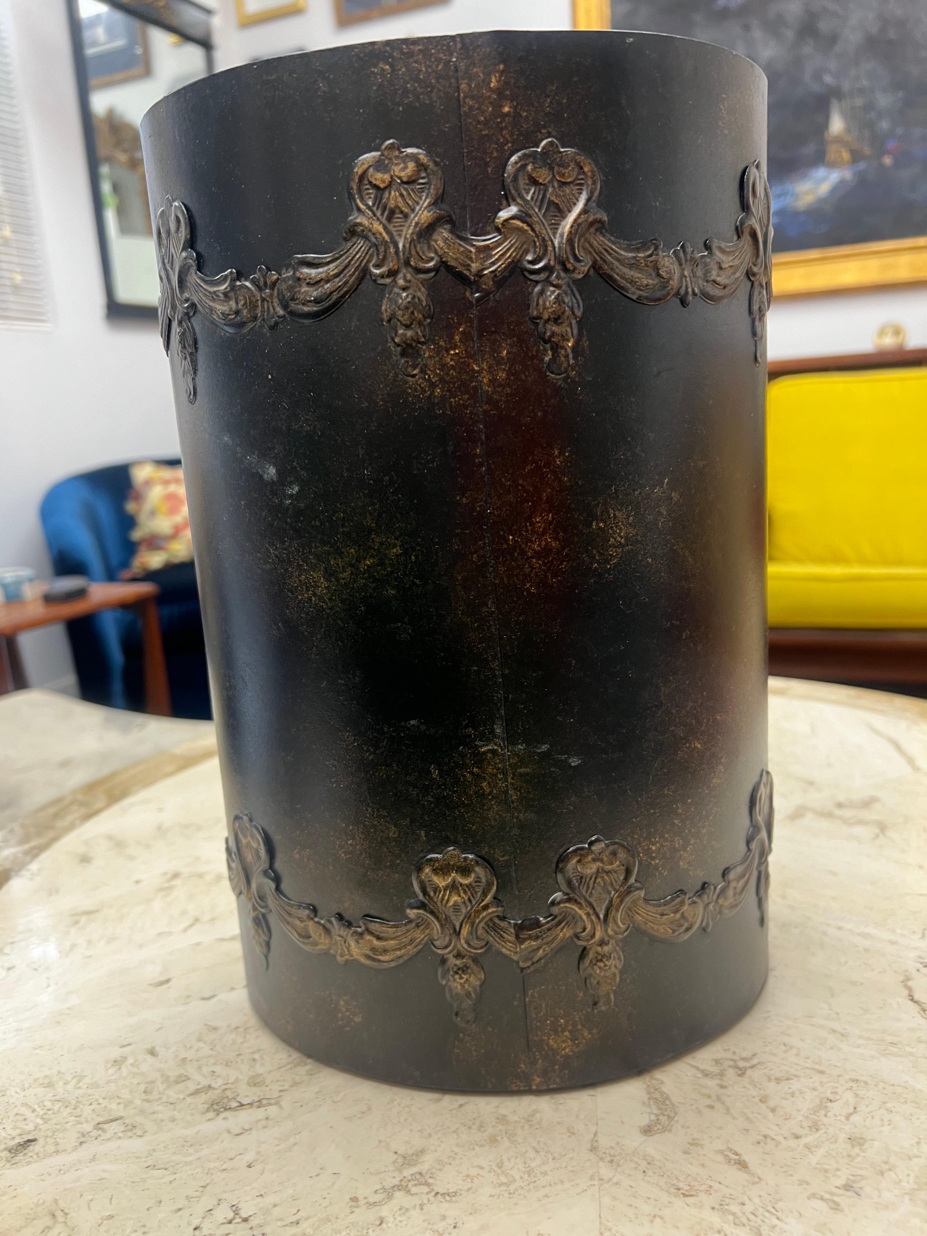 1970s Hollywood Regency Black and Antiqued Gold Metal Wastebasket In Good Condition In Charleston, SC