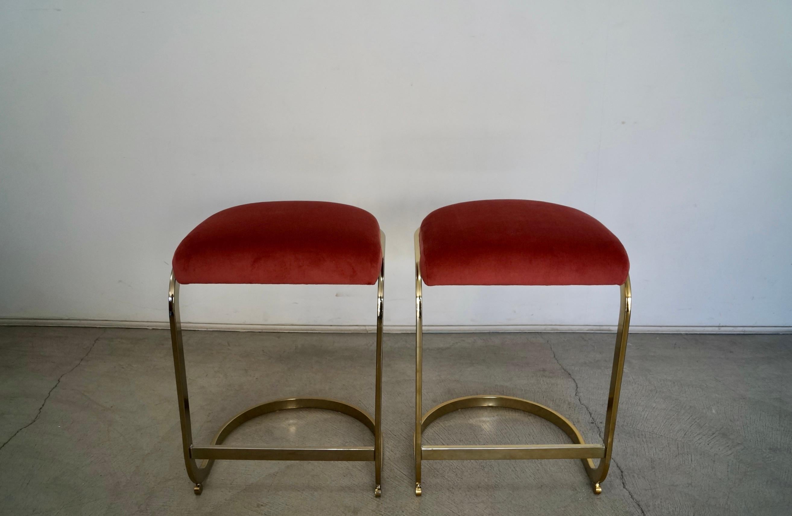 Américain Paire de tabourets de comptoir en laiton Hollywood Regency des années 1970 en vente