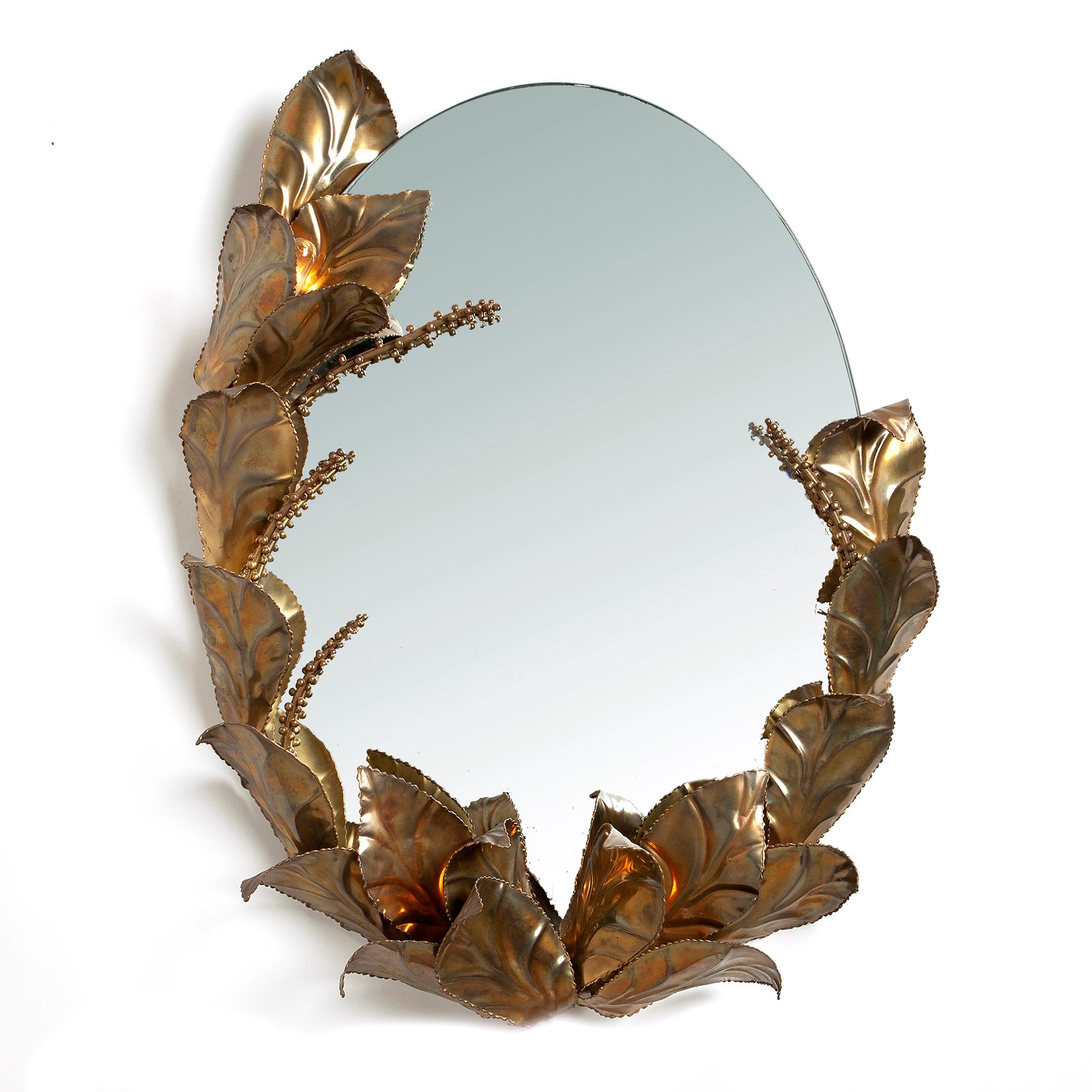 Espejo icónico de latón de palma y dos apliques a juego diseñados por Maison Jansen. 
Una pieza glamurosa que se adapta perfectamente a una decoración doméstica de estilo Hollywood Regency. Con sus grandes hojas y tallos dorados metálicos con