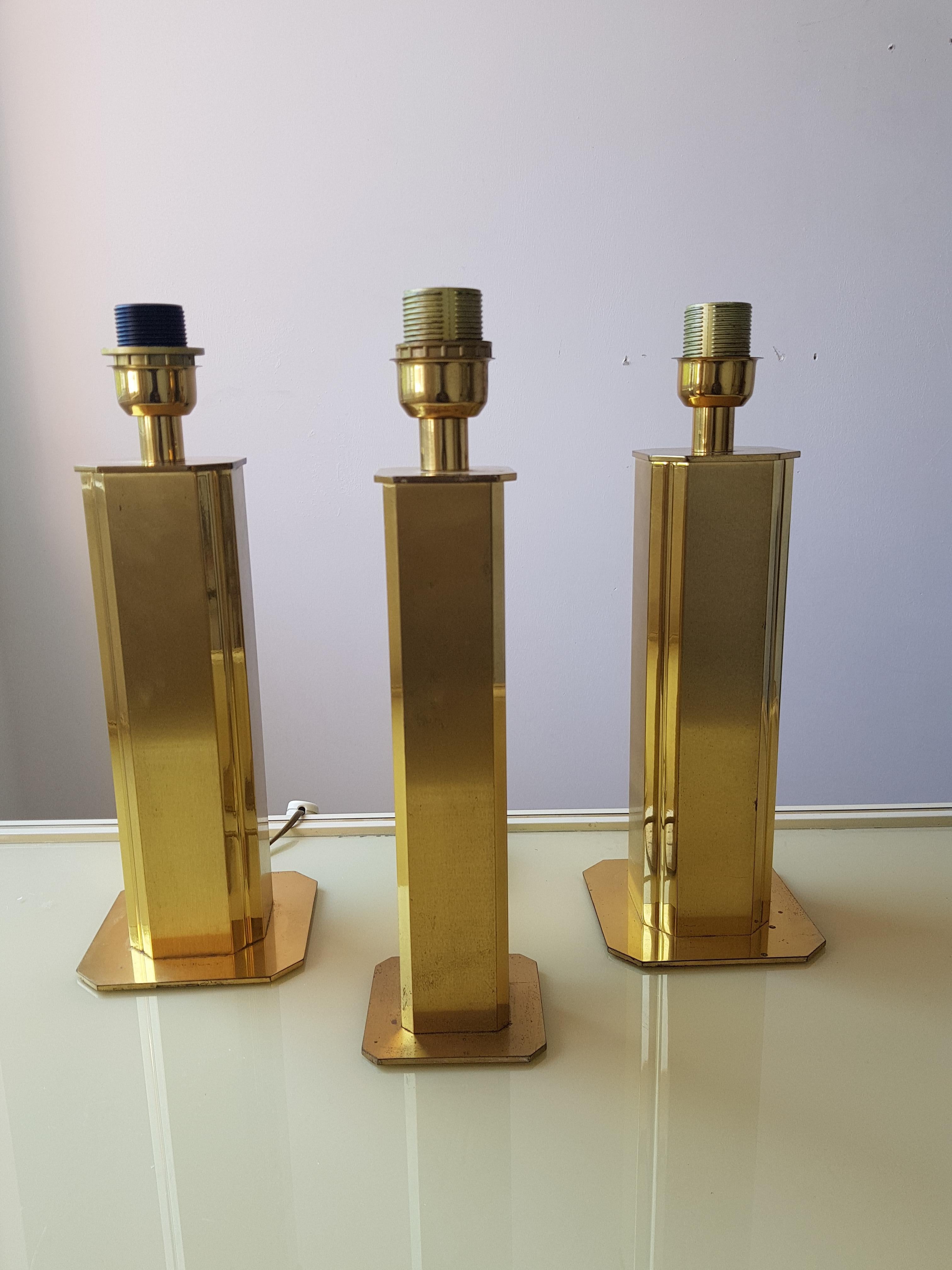 3 Brass Hollywood Regency table lamps, the have the look of an Art Deco building without windows, could also be a Art Deco lamp.

41cm x 14cm big
41cm x 10.5cm smaller

Comes with free bulbs.

Rewired: no, original wire still good and can be used