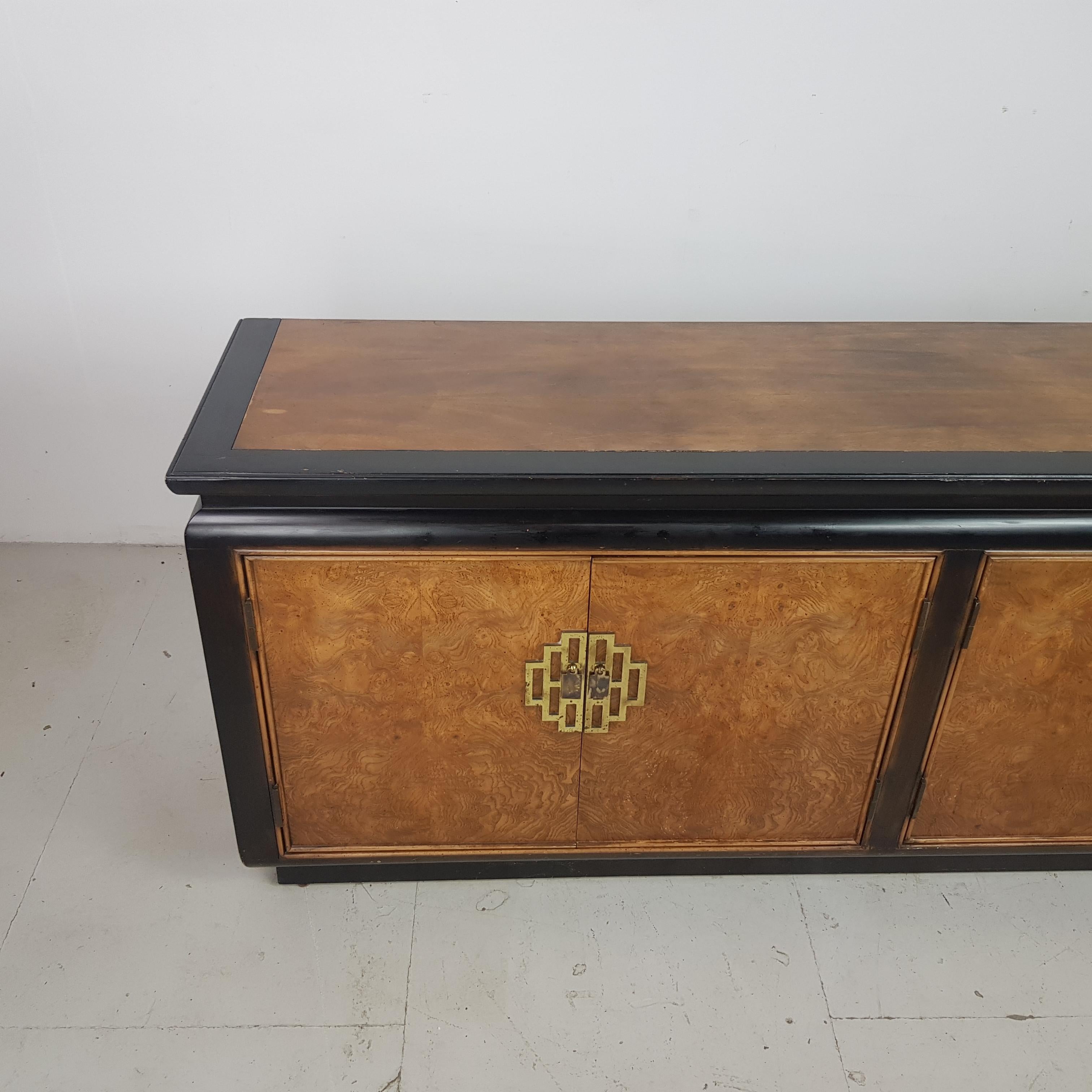 1970s Hollywood Regency Century Furniture Black Lacquer and Burl Wood Sideboard In Fair Condition For Sale In Lewes, East Sussex