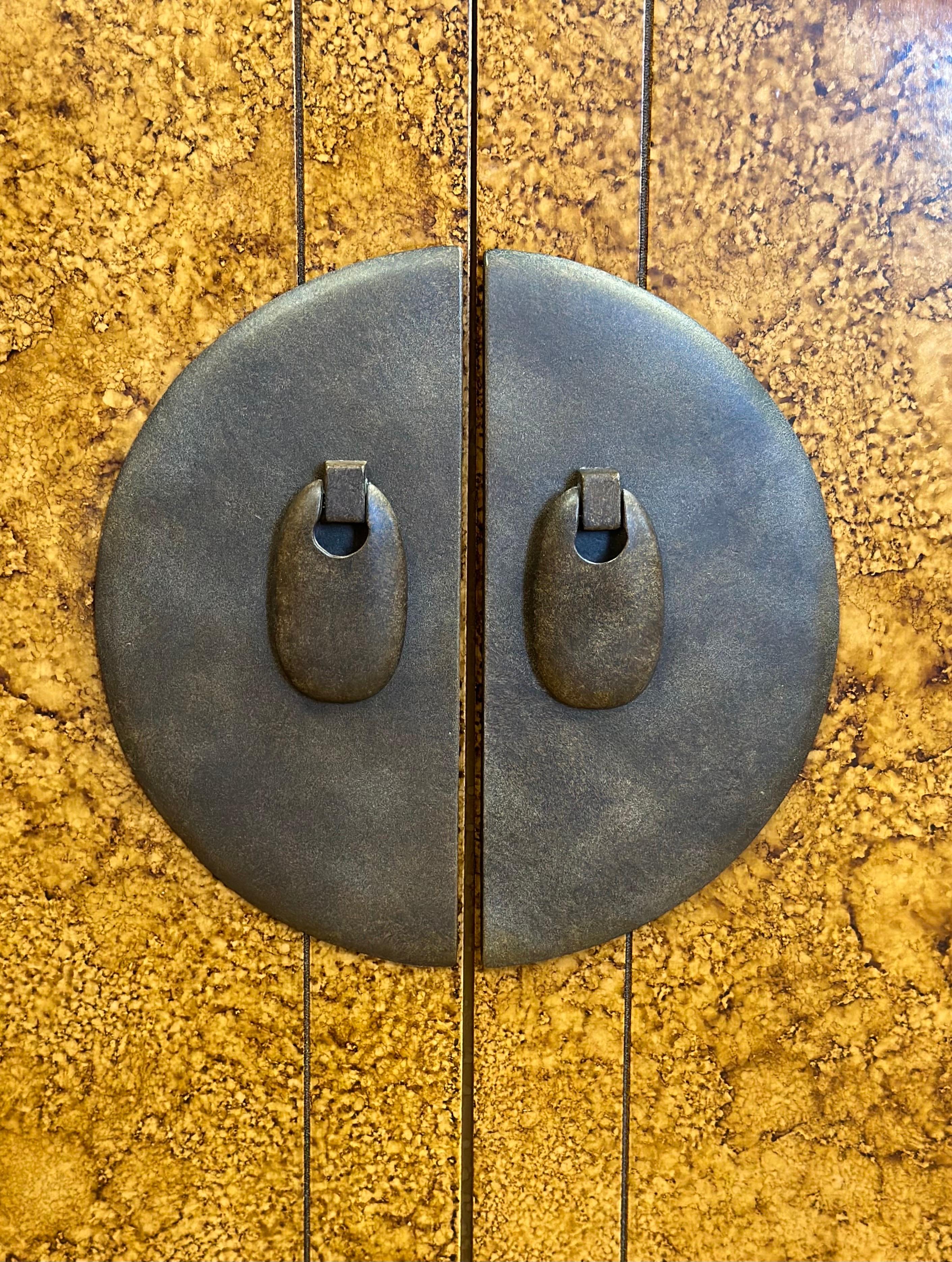 Armadietti in tartaruga finta degli anni '70 Hollywood Regency Century Furniture - una coppia in vendita 4