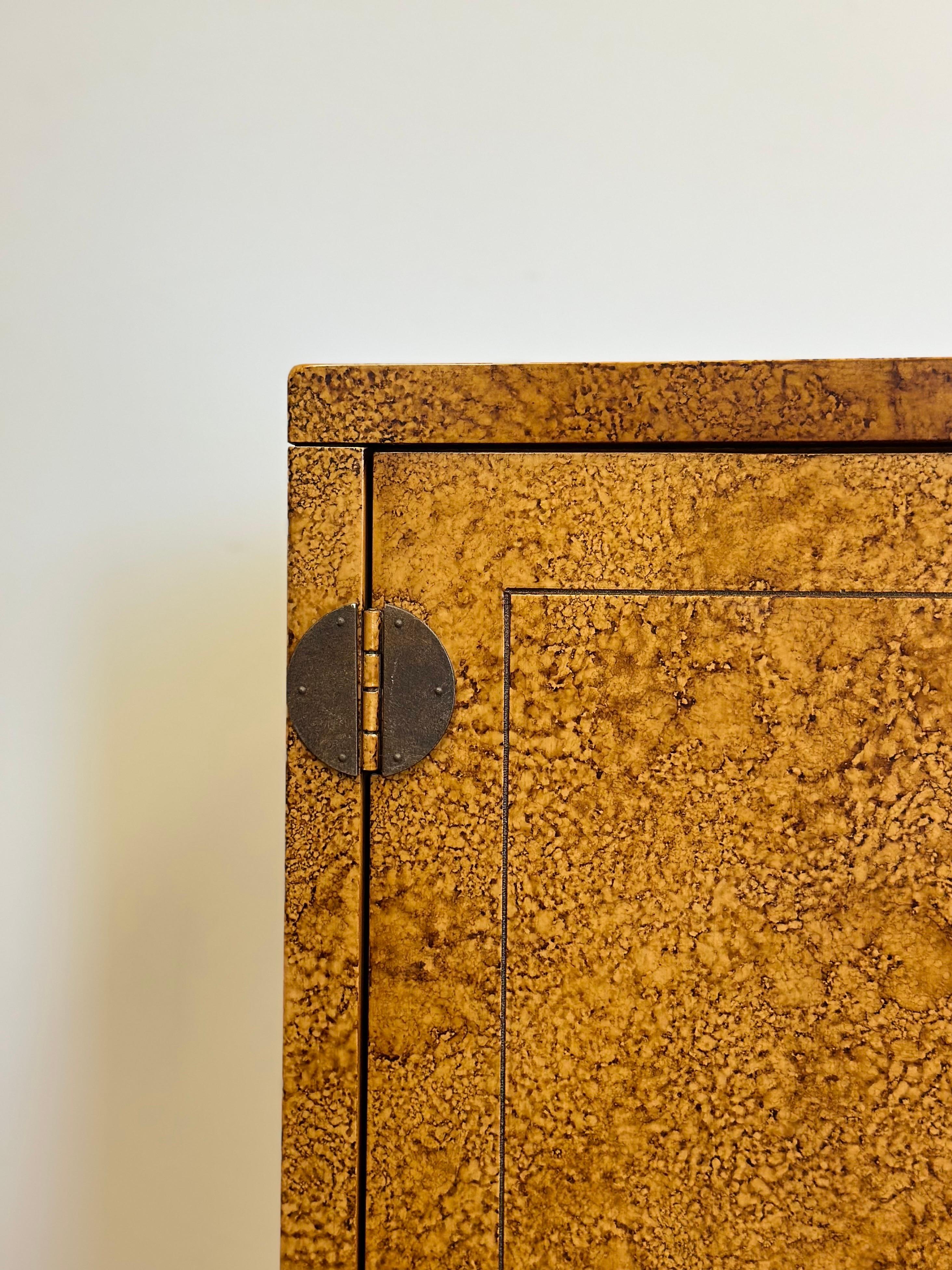 Armadietti in tartaruga finta degli anni '70 Hollywood Regency Century Furniture - una coppia in vendita 5
