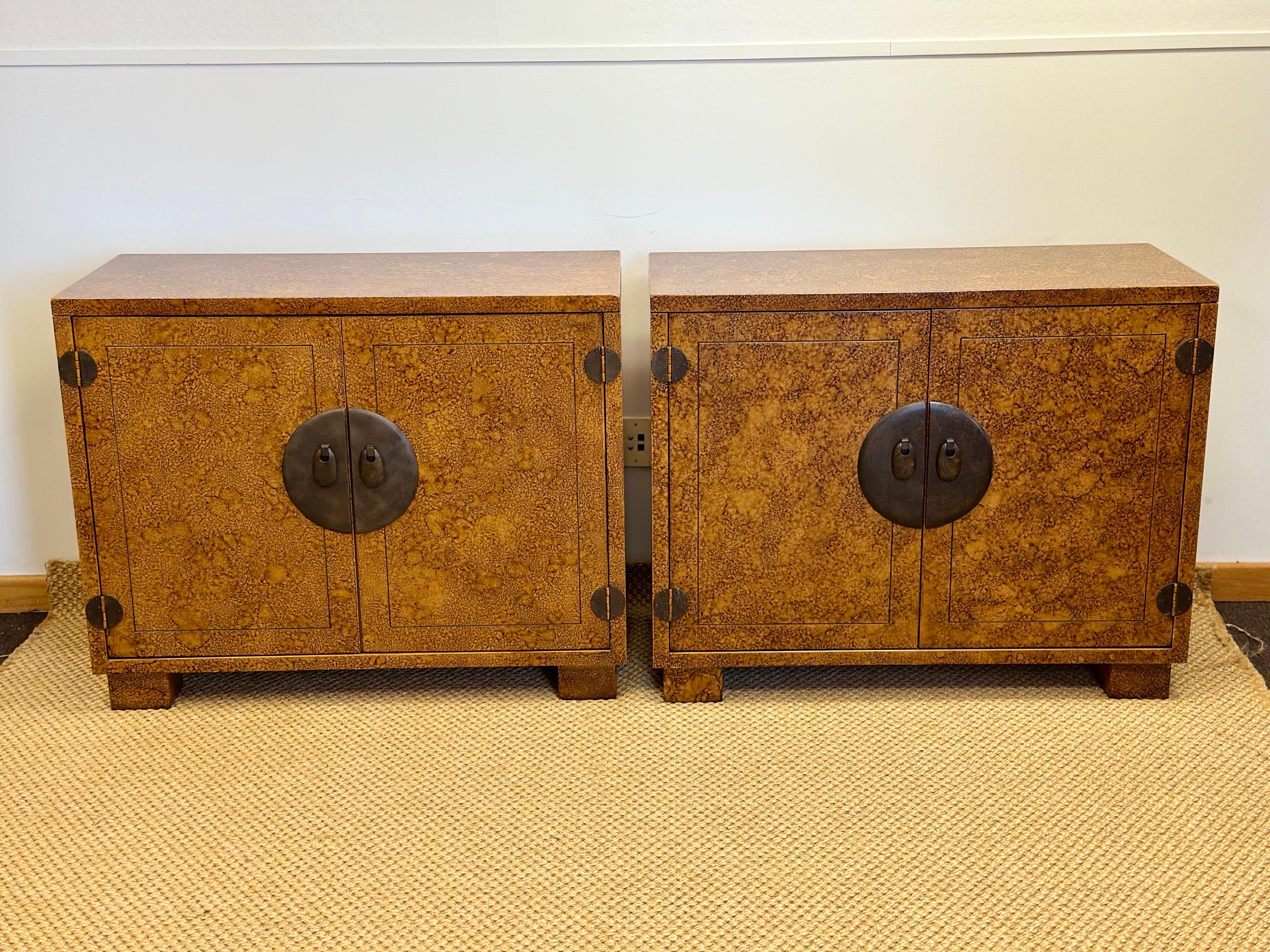Siamo lieti di offrire una coppia di armadi del noto produttore di mobili americano Century Furniture, risalenti agli anni '80 circa.  Questi armadi rettangolari presentano una finitura a guscio di tartaruga, nota per i suoi motivi ricchi e