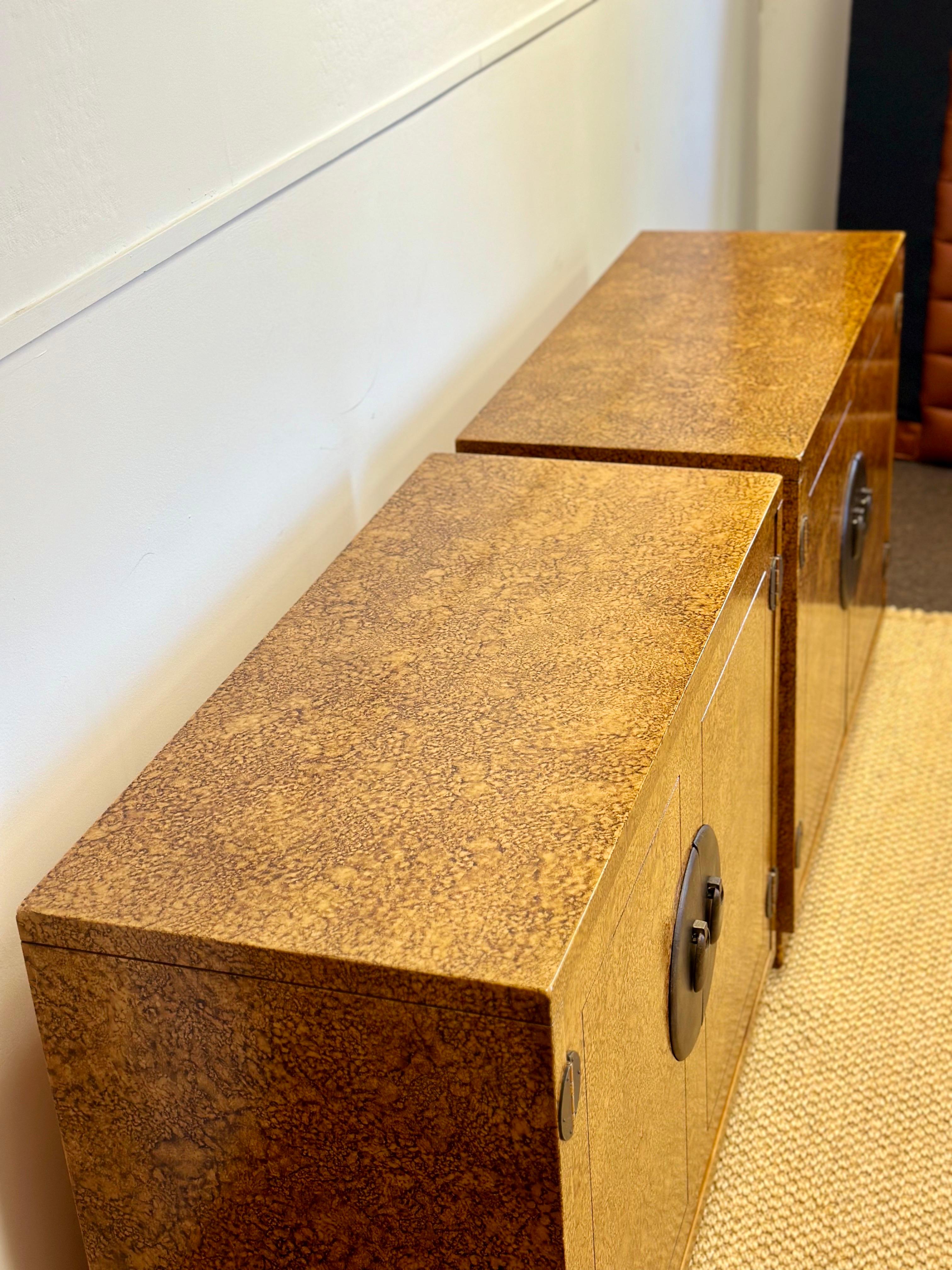 Americano Armadietti in tartaruga finta degli anni '70 Hollywood Regency Century Furniture - una coppia in vendita