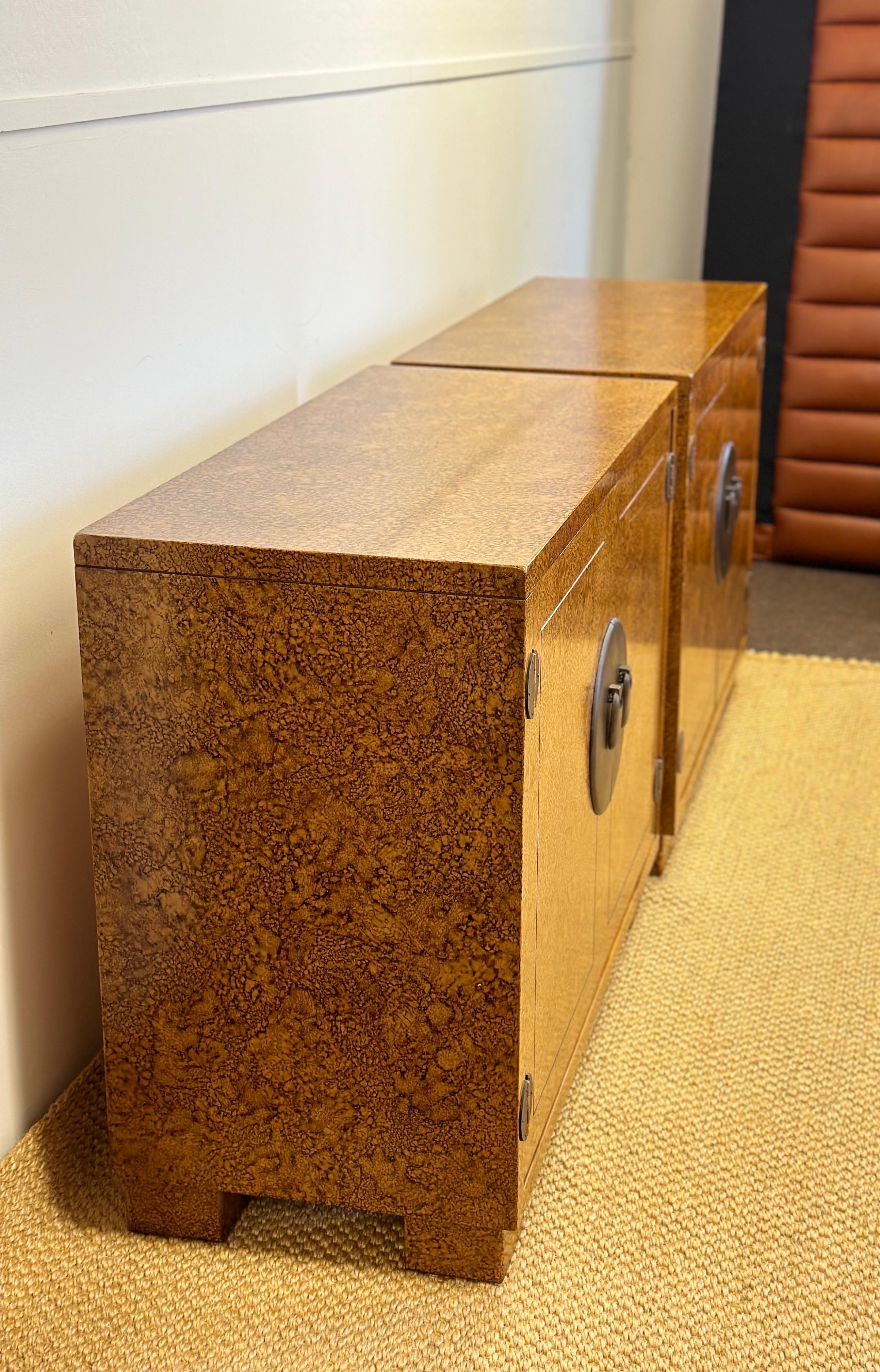 Armadietti in tartaruga finta degli anni '70 Hollywood Regency Century Furniture - una coppia In condizioni buone in vendita a Farmington Hills, MI