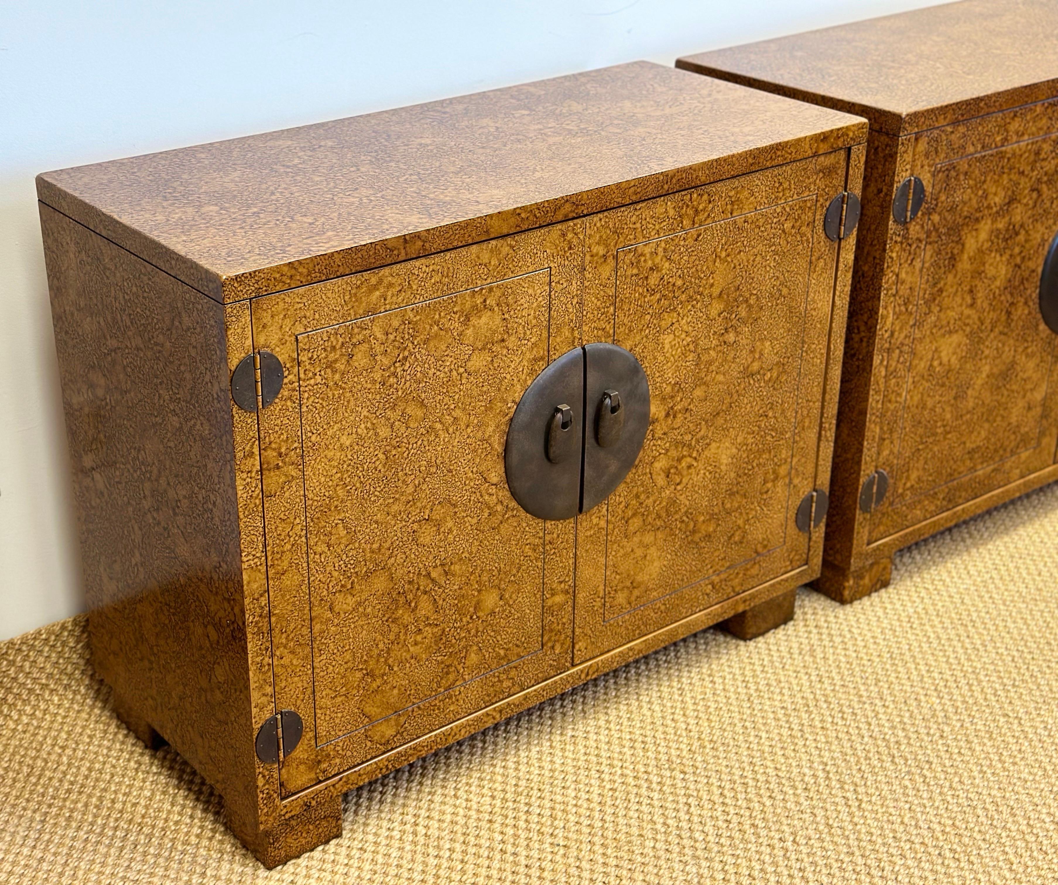 Legno massiccio Armadietti in tartaruga finta degli anni '70 Hollywood Regency Century Furniture - una coppia in vendita