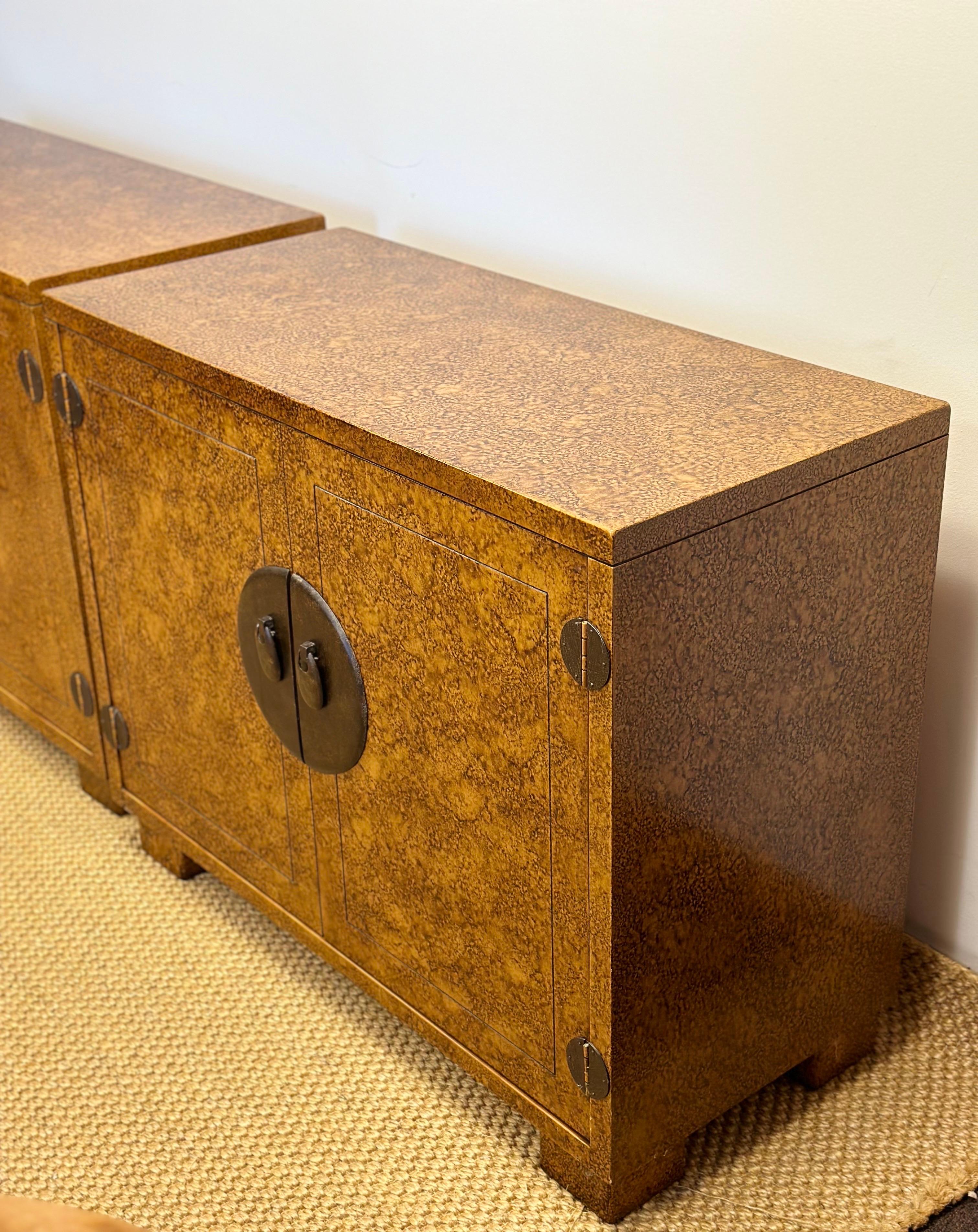 Armadietti in tartaruga finta degli anni '70 Hollywood Regency Century Furniture - una coppia in vendita 1
