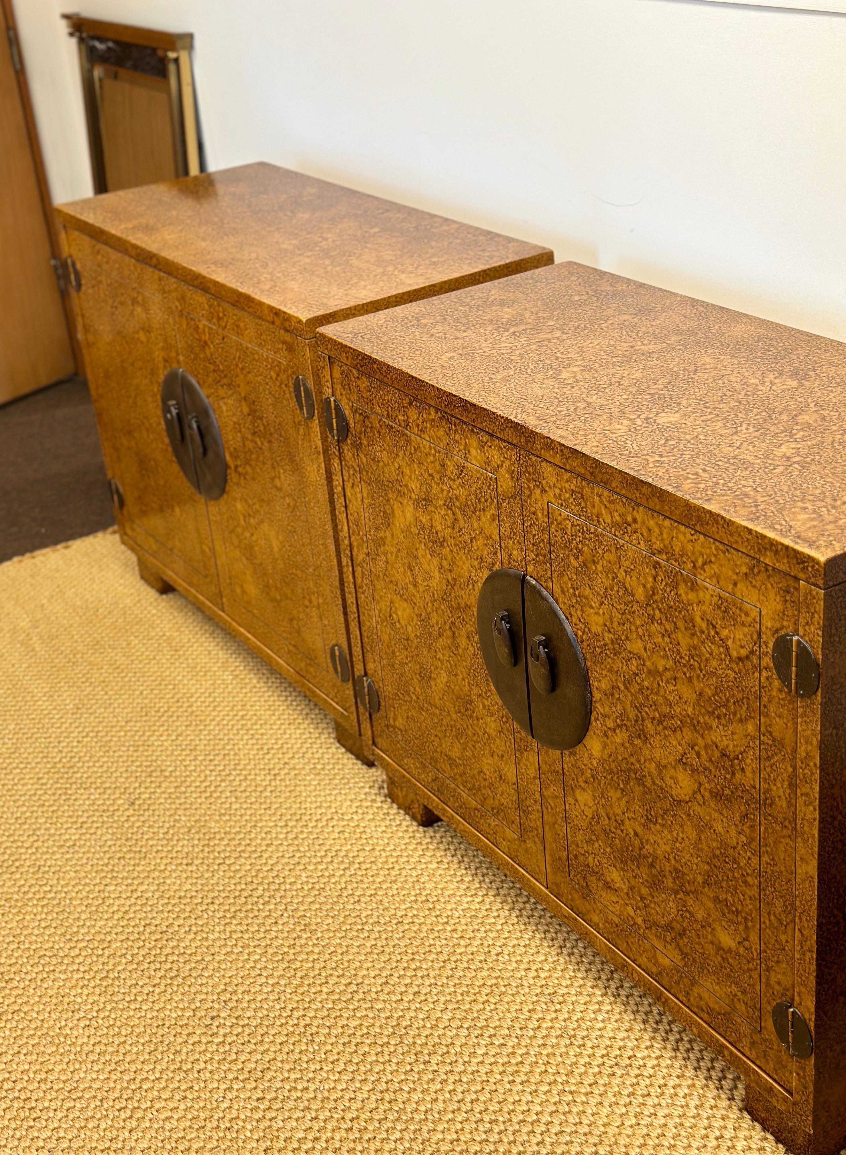 Armadietti in tartaruga finta degli anni '70 Hollywood Regency Century Furniture - una coppia in vendita 2