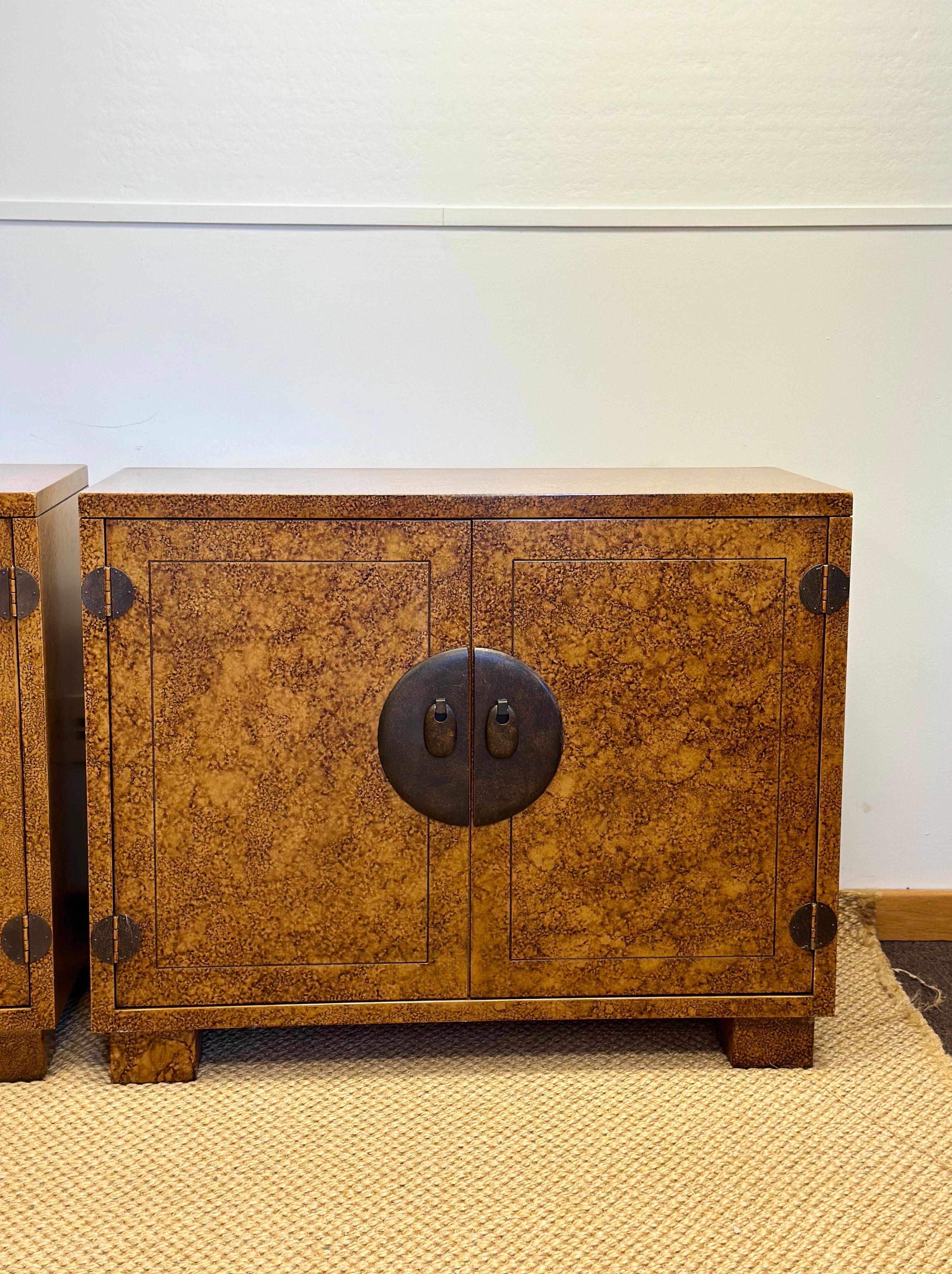 Armadietti in tartaruga finta degli anni '70 Hollywood Regency Century Furniture - una coppia in vendita 3
