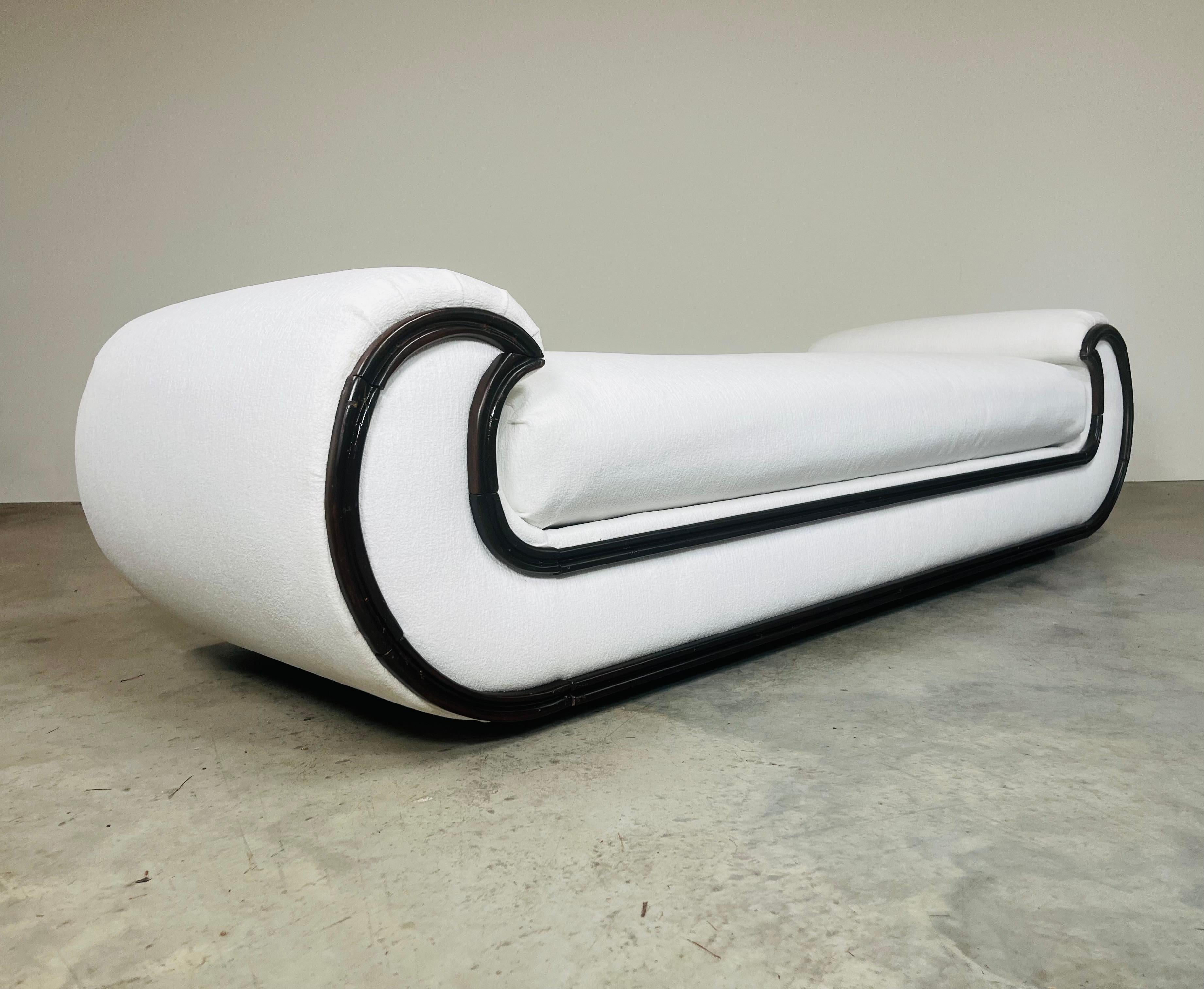 Hand-Carved 1970's Hollywood Regency Chaise Lounge or Daybed by Vivai del Sud, Italy For Sale