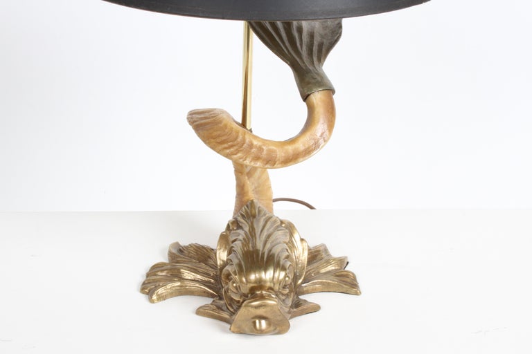 1970s Hollywood Regency Chapman Brass & Faux Ram Horn Dolphin Fish Table Lamp In Good Condition For Sale In St. Louis, MO