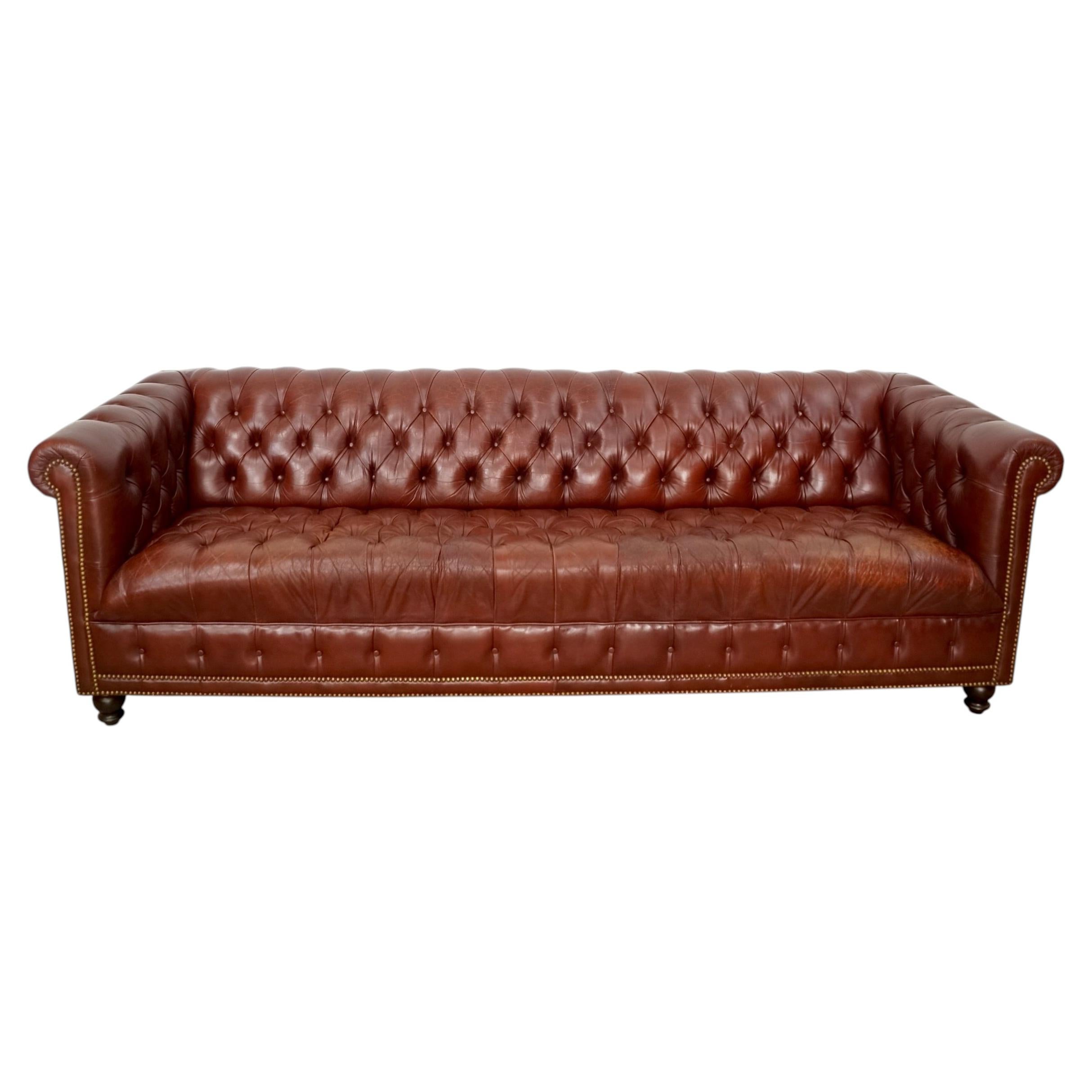 Divano Chesterfield lungo in pelle con trapuntatura a rombi, stile Hollywood Regency degli anni '70