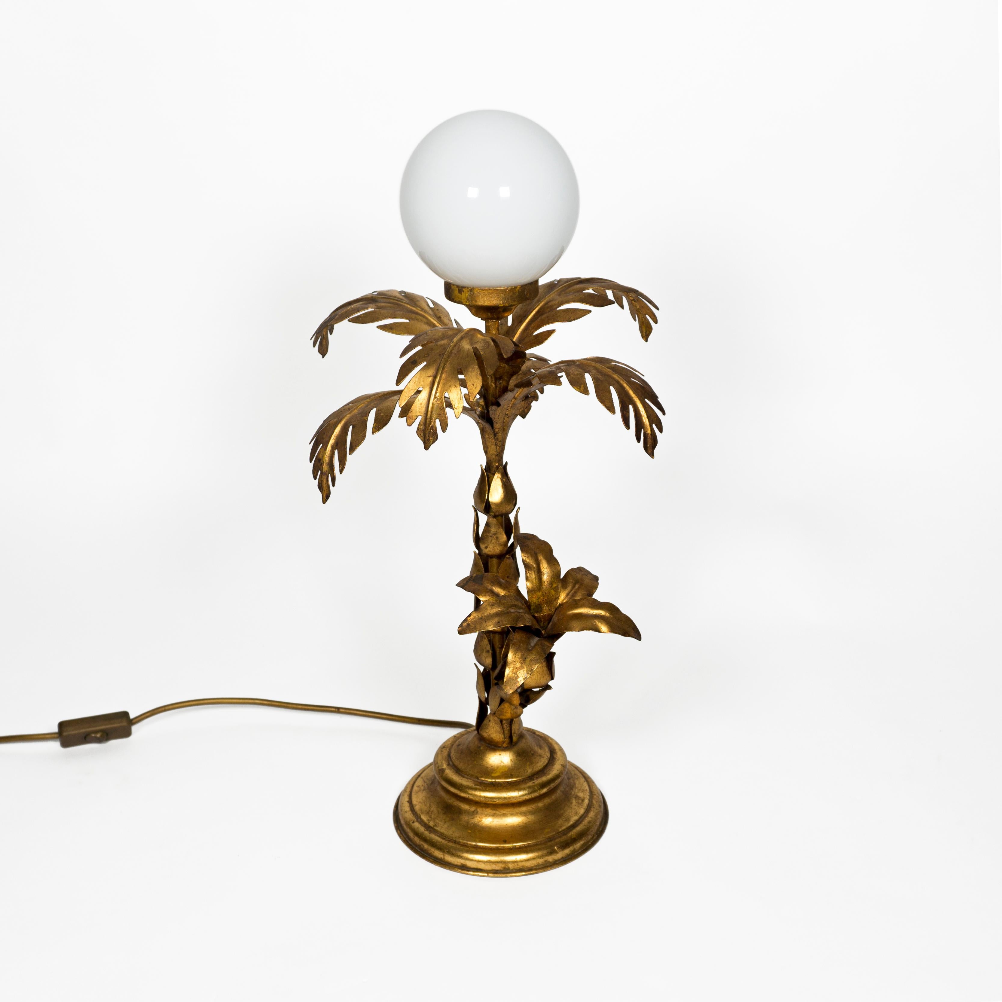 1970s Hollywood Regency Lámpara de sobremesa dorada Giltet Palm Tree Mediados de siglo Hans Kögl en Bueno estado para la venta en Regensburg, DE