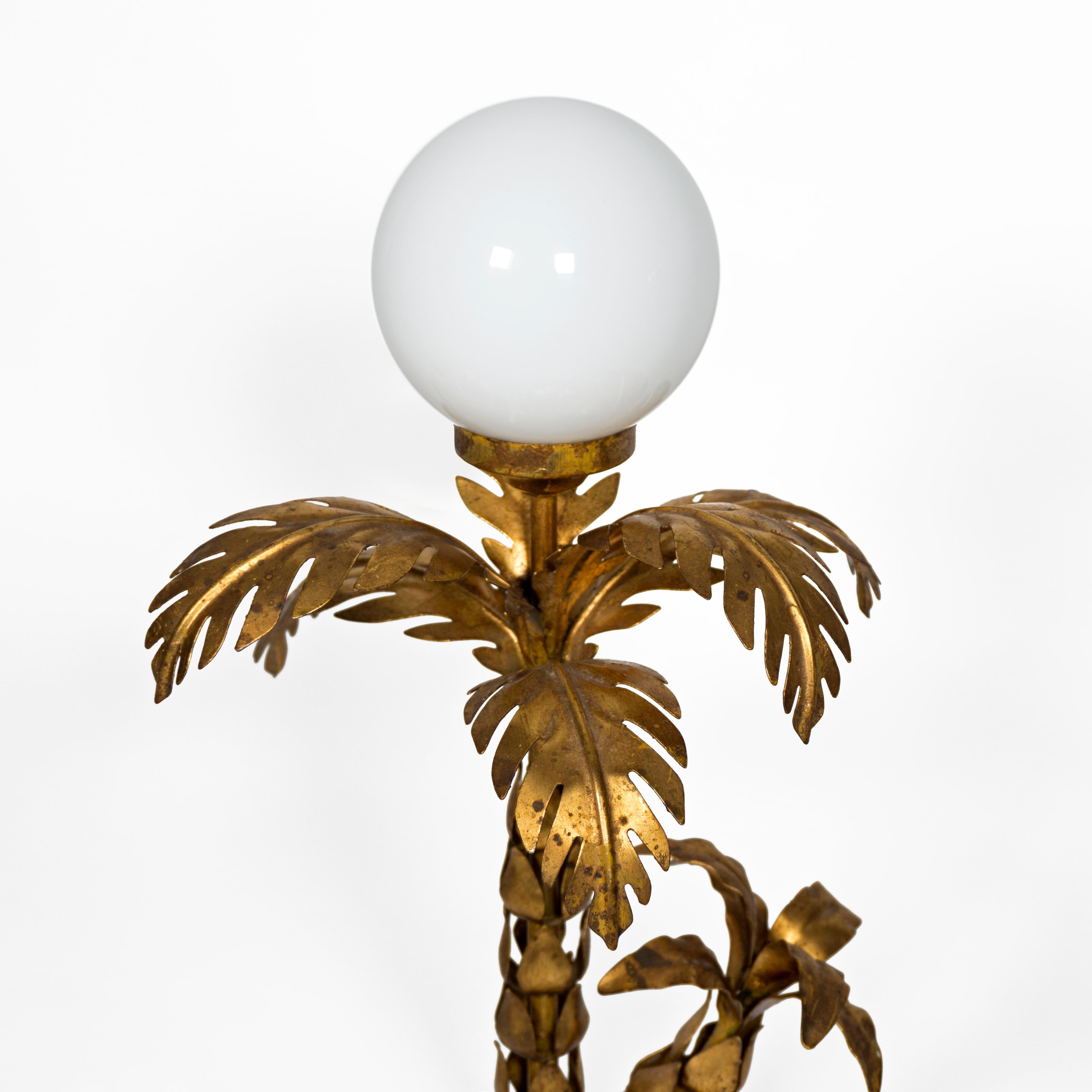 1970s Hollywood Regency Lámpara de sobremesa dorada Giltet Palm Tree Mediados de siglo Hans Kögl siglo XX en venta