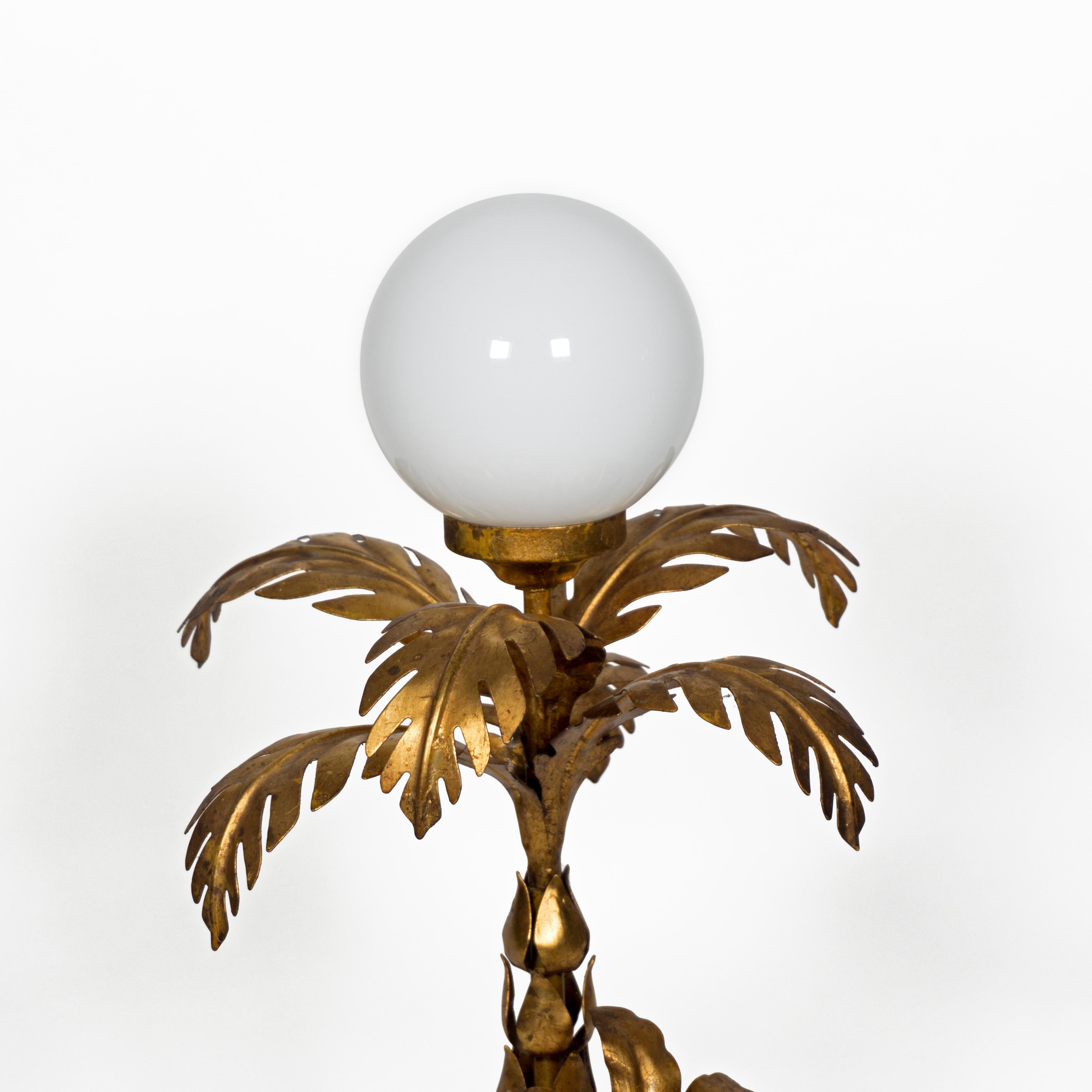 1970s Hollywood Regency Lámpara de sobremesa dorada Giltet Palm Tree Mediados de siglo Hans Kögl Hierro en venta