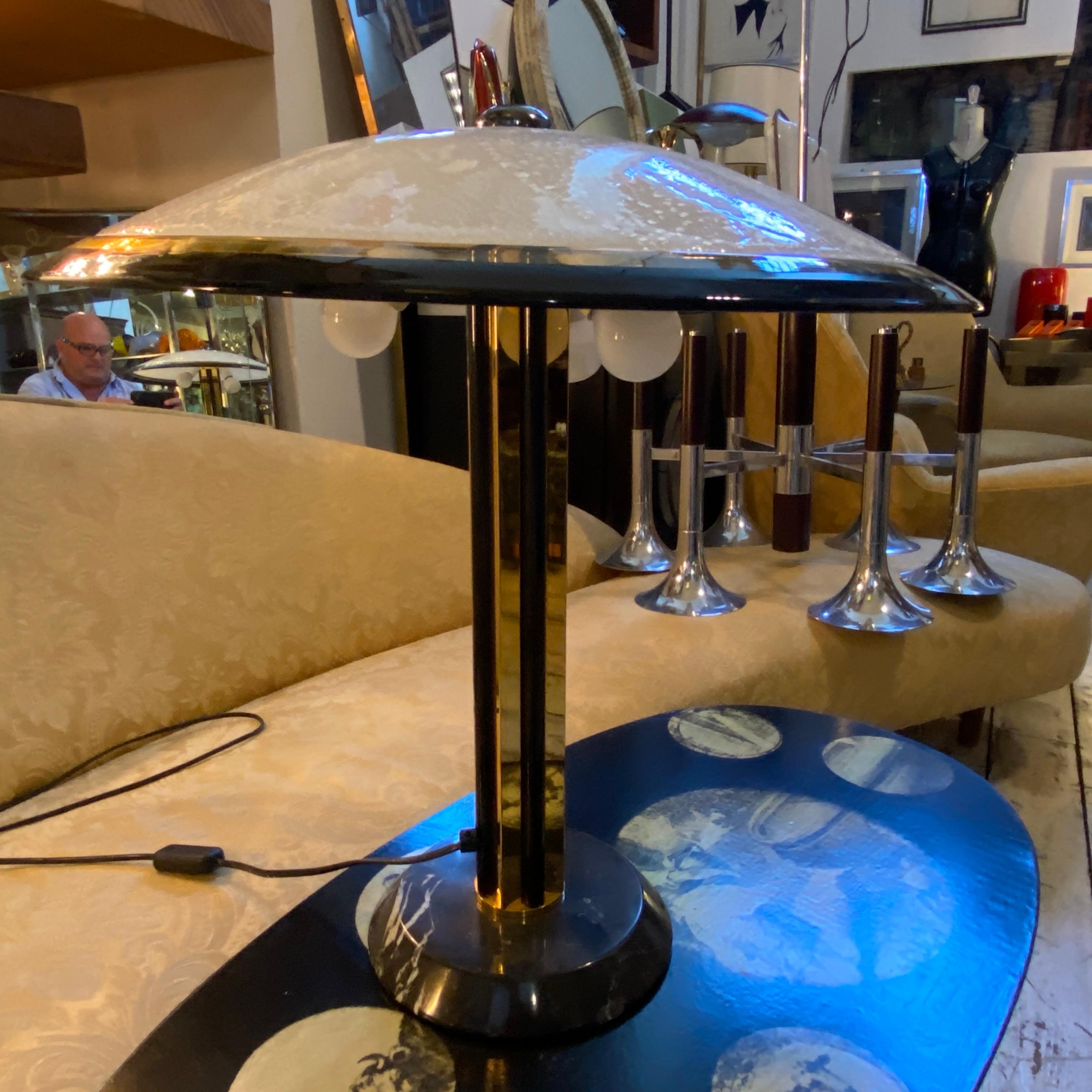 An elegant table lamp designed and manufactured in Italy in the Seventies. Black and white marble base it's in good conditions with signs of use and age, the solid brass and the murano glass upper part are in perfect condition. It works both 110-240