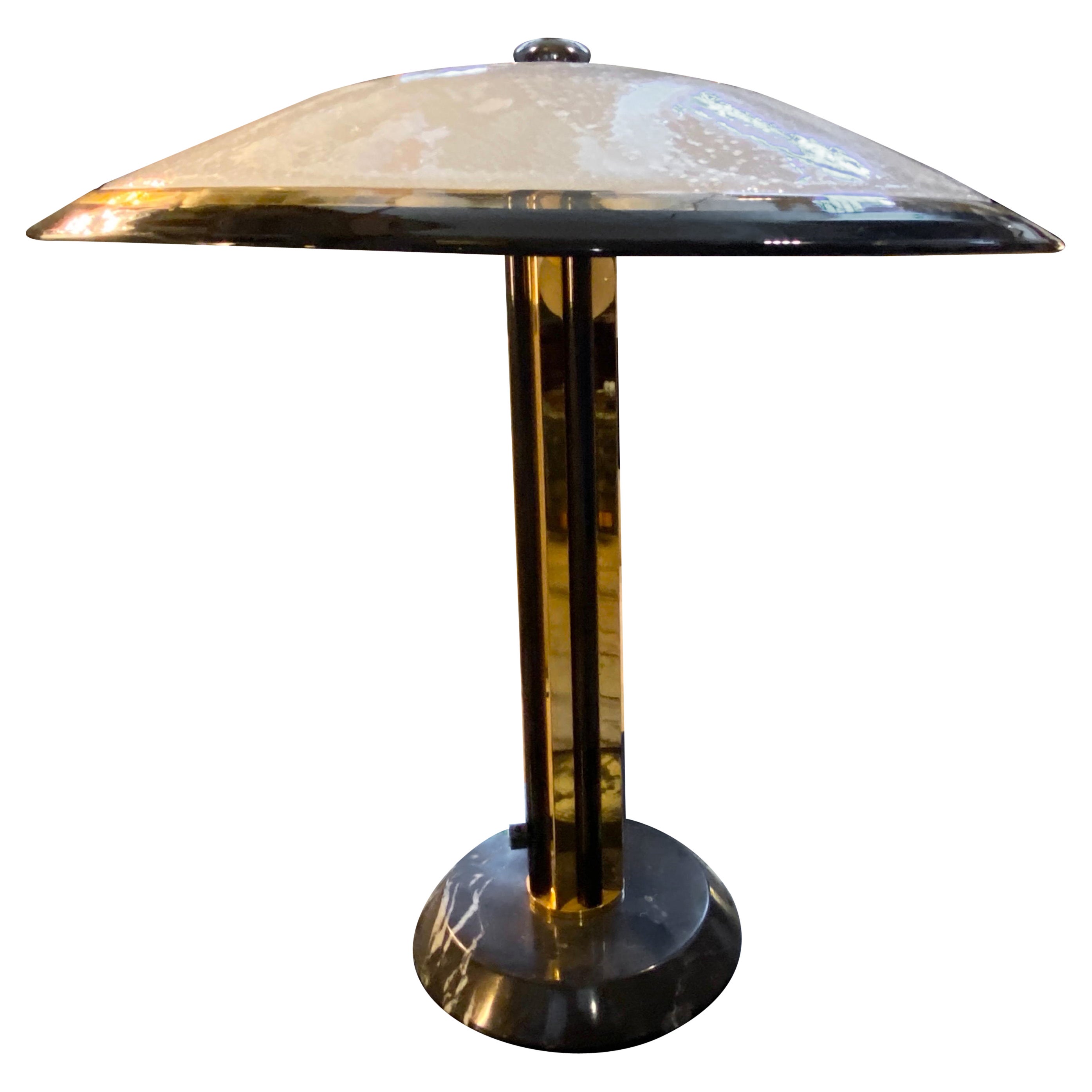 Lampada da tavolo italiana in marmo, ottone e vetro di alta qualità Hollywood Regency degli anni '70
