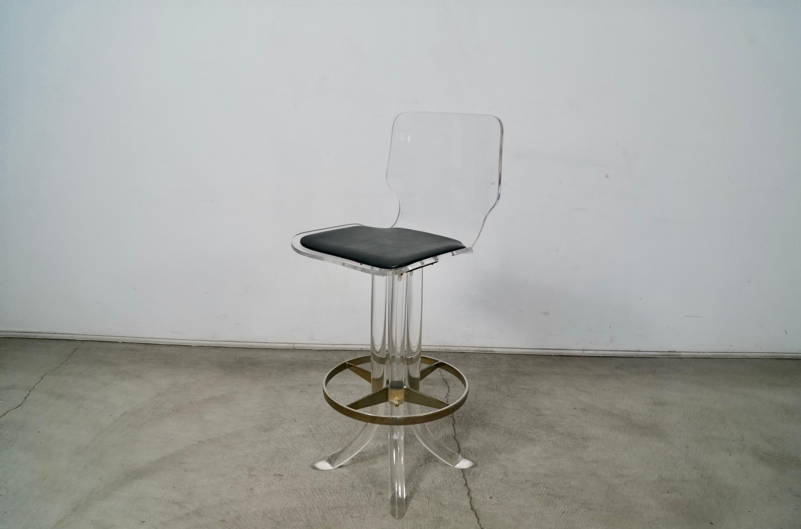 1970's Hollywood Regency Hill Furniture Lucite & Brass Bar Stool In Good Condition For Sale In Burbank, CA