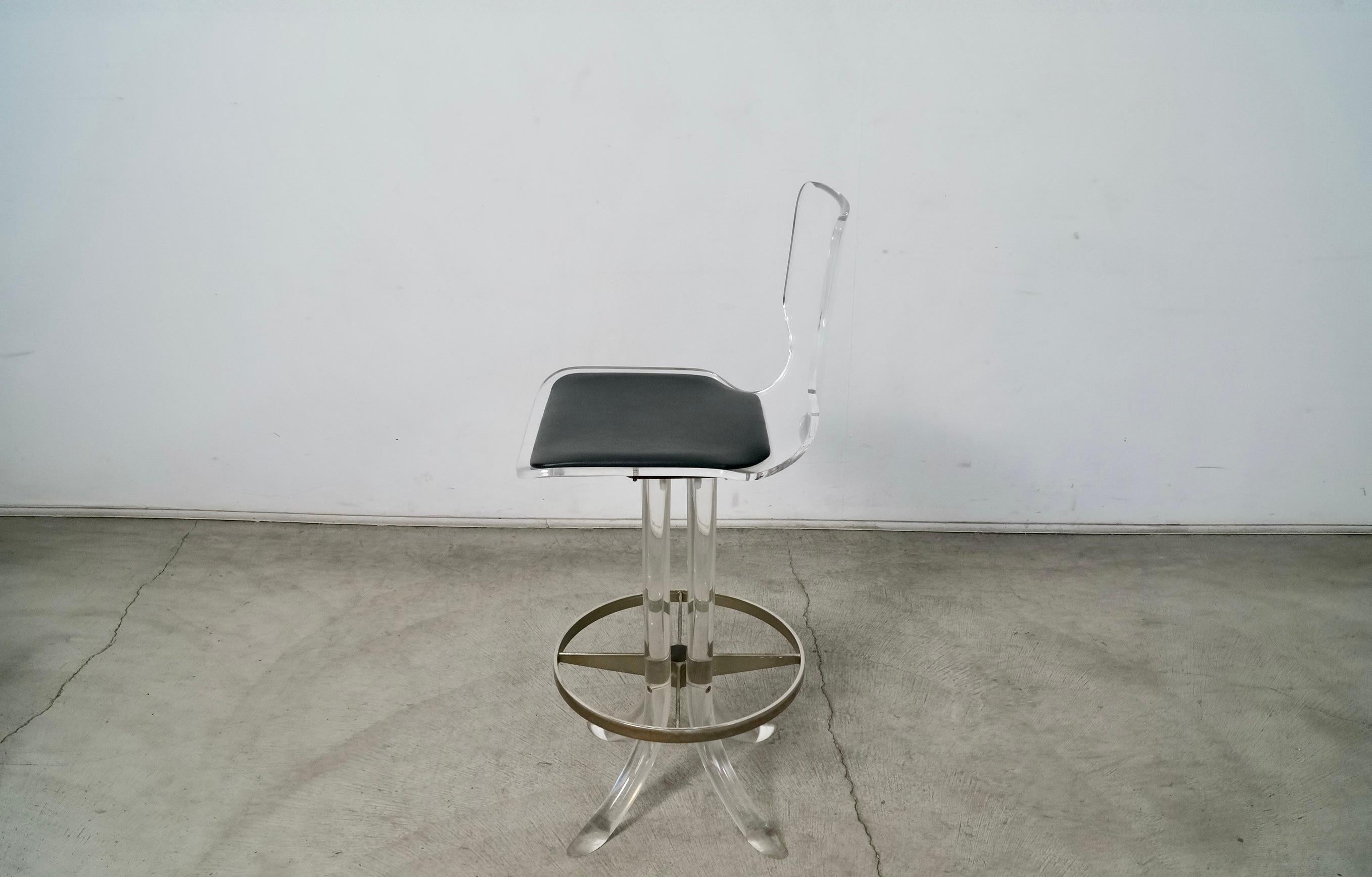 Late 20th Century 1970's Hollywood Regency Hill Furniture Lucite & Brass Bar Stool For Sale