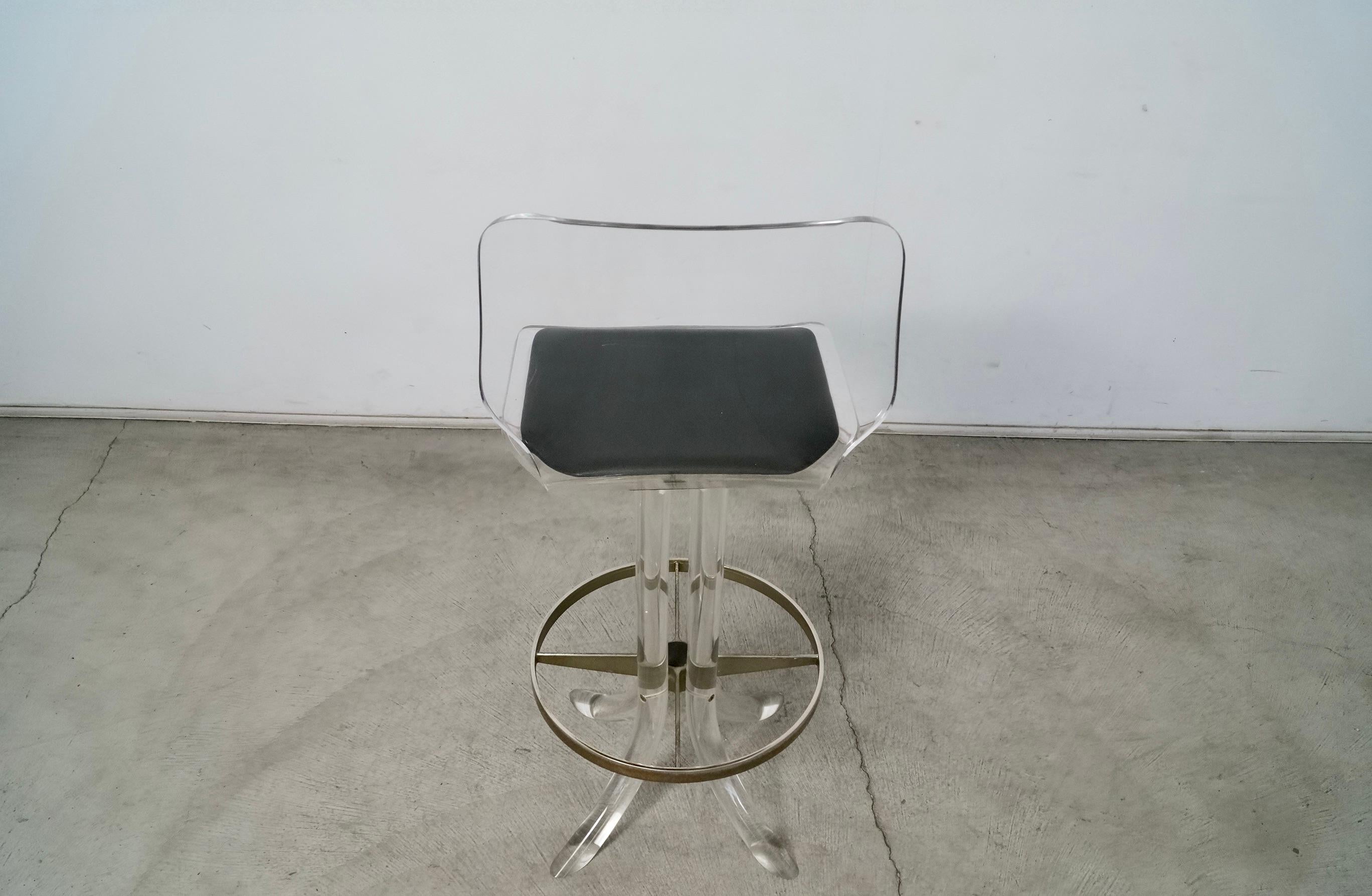 1970's Hollywood Regency Hill Furniture Lucite & Brass Bar Stool For Sale 2