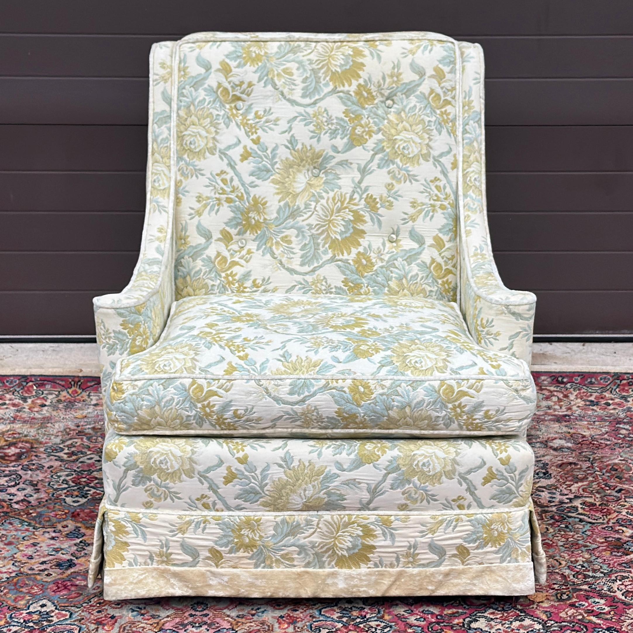 Sillón Tomlinson Furniture de 1973 con tapicería original de flores y ribetes de terciopelo.